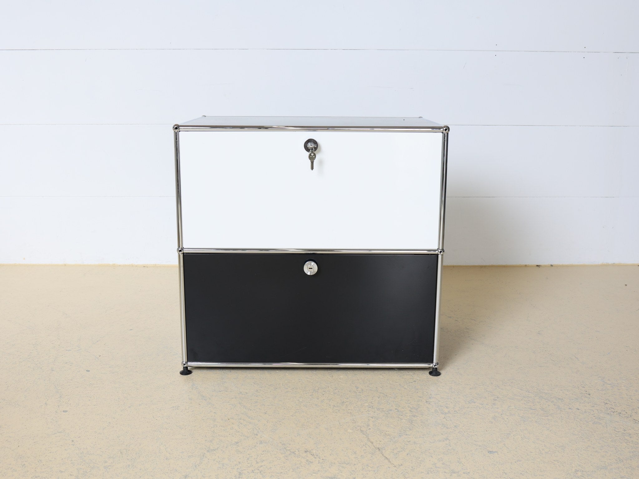 USM Haller Sideboard mit abschliessbarer weisser Klappe und Schlüssel