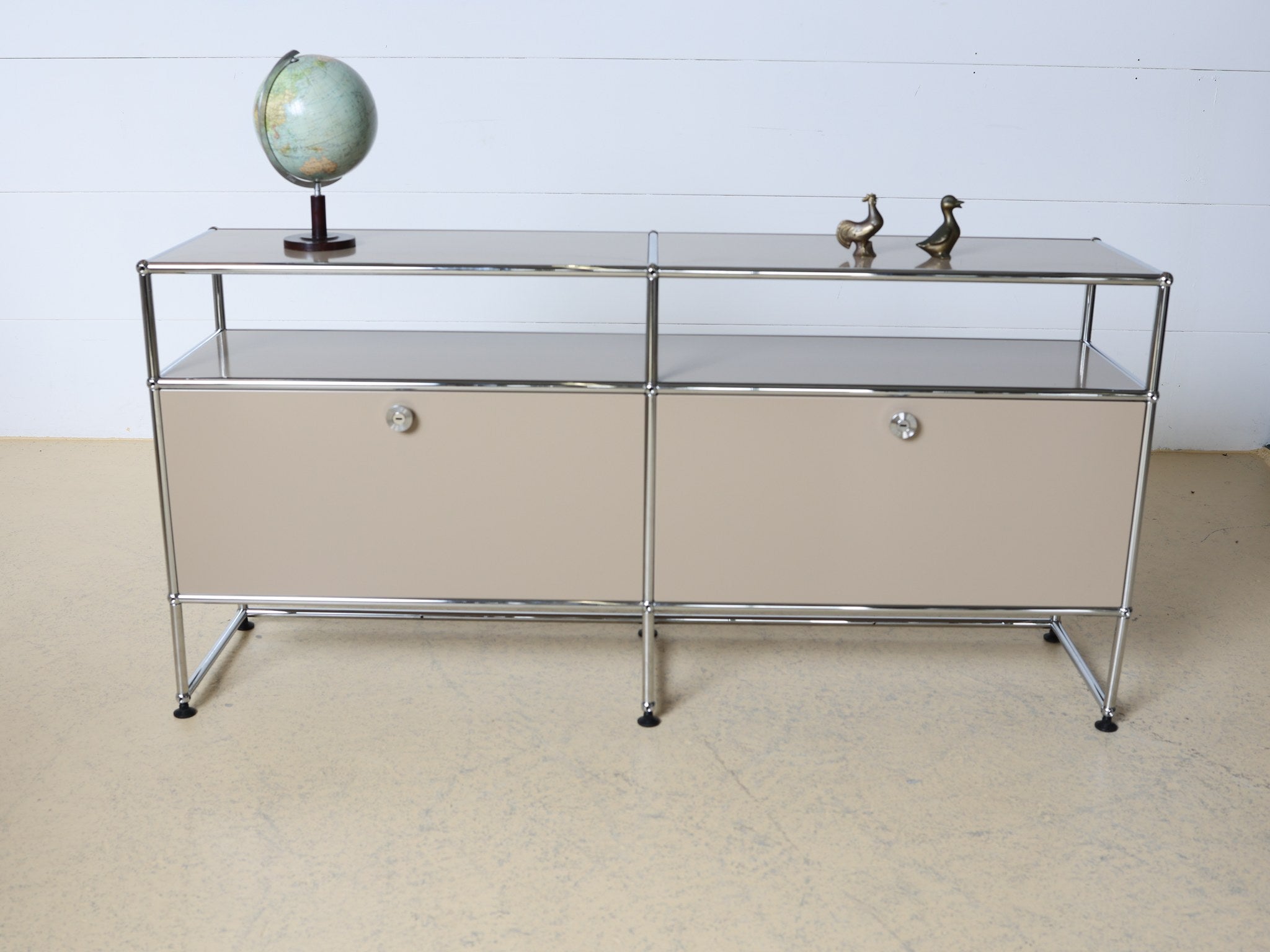 USM Haller Sideboard Beige 2x2 mit Klapptüren Frontansicht