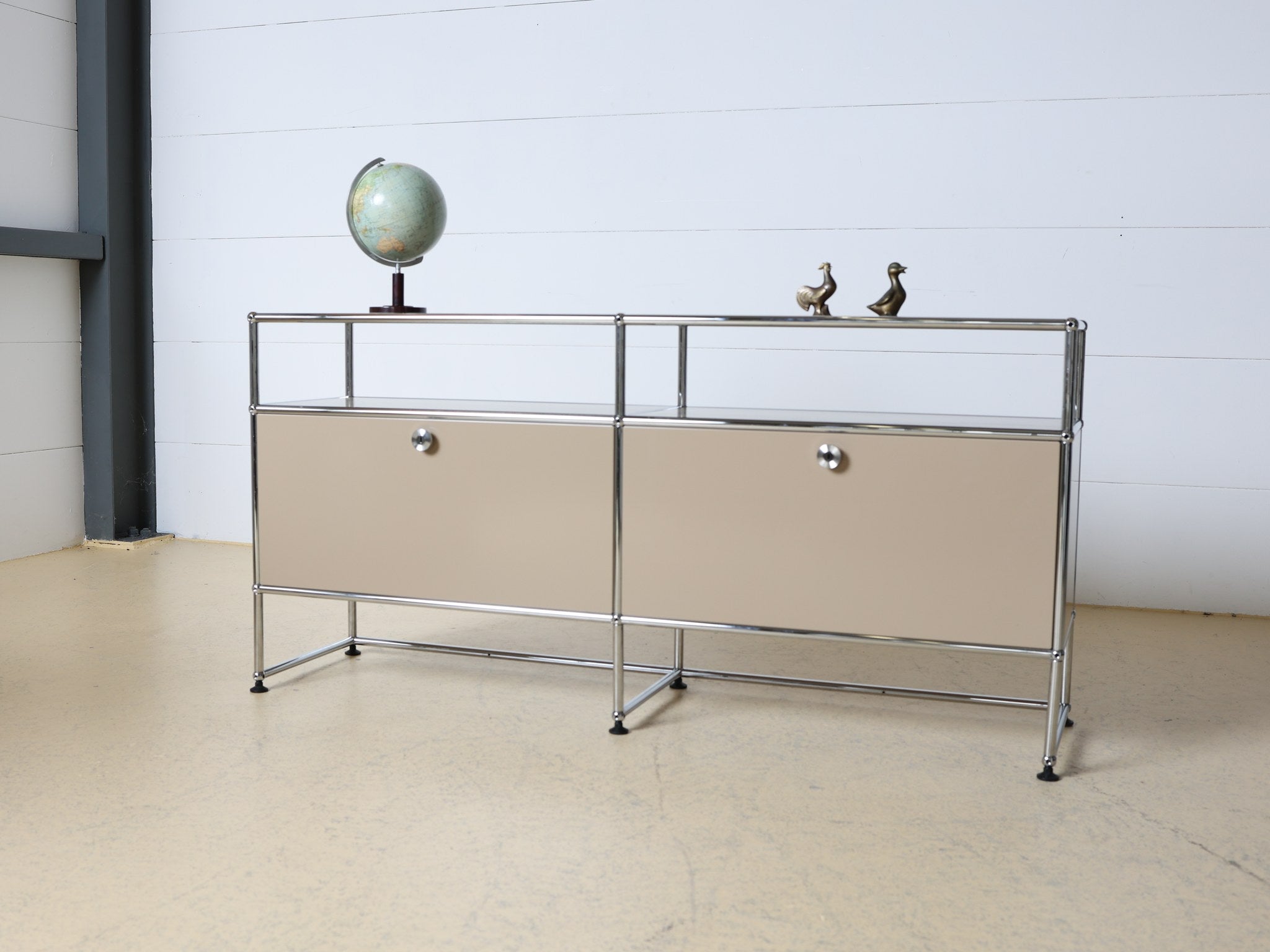 USM Haller Sideboard Beige Rückansicht Stahlblech-Paneele