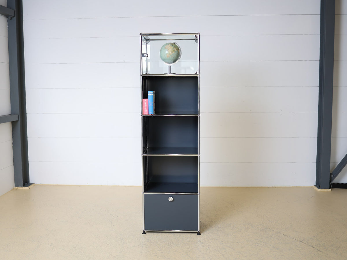 USM Haller Glaskubus-Vitrine RAL 7016 mit Klapptür und Zylinderschloss unten