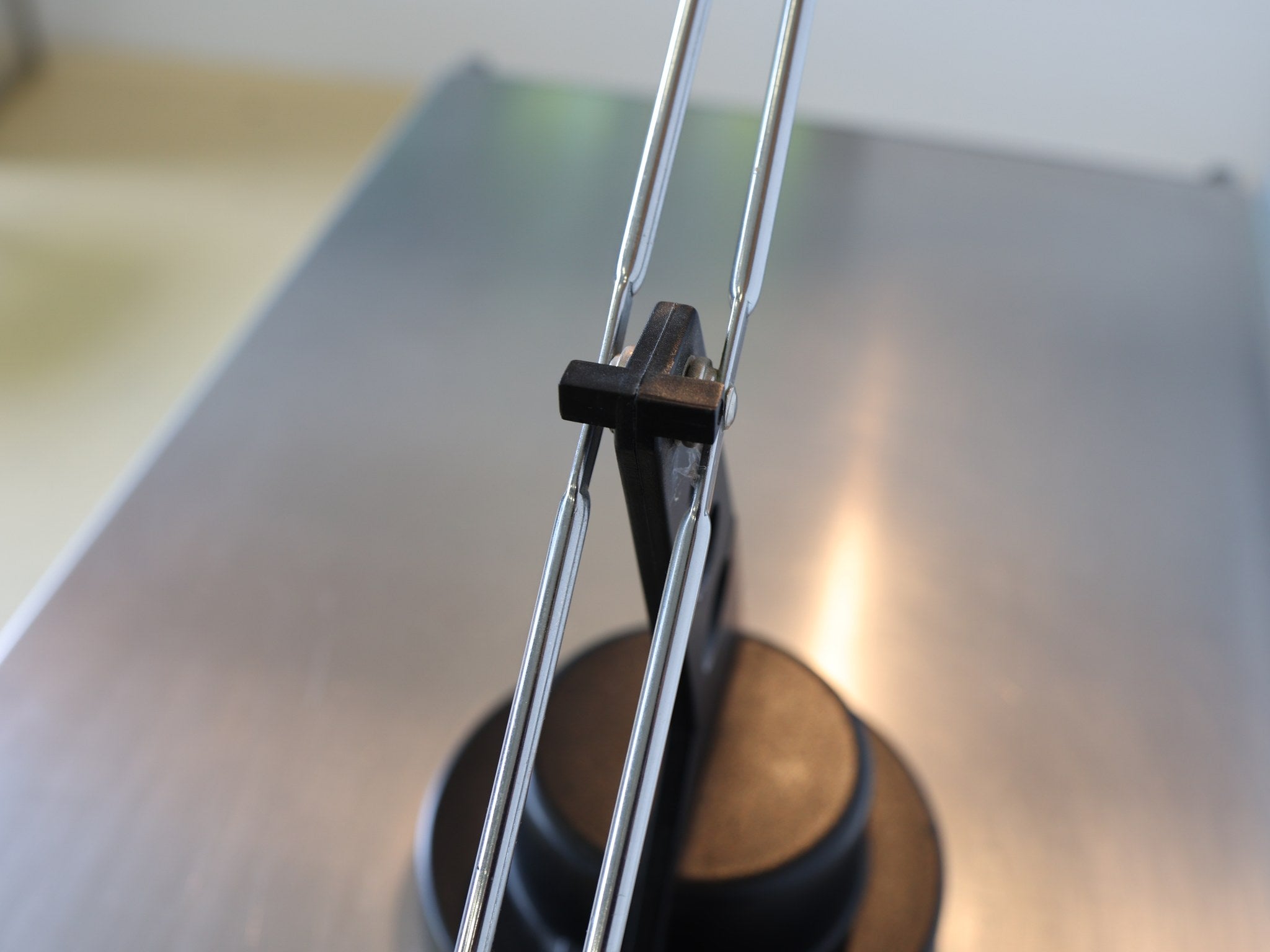 Altalena Halogen Tischleuchte mit verchromten Stahlrohren und schwarzem Sockel