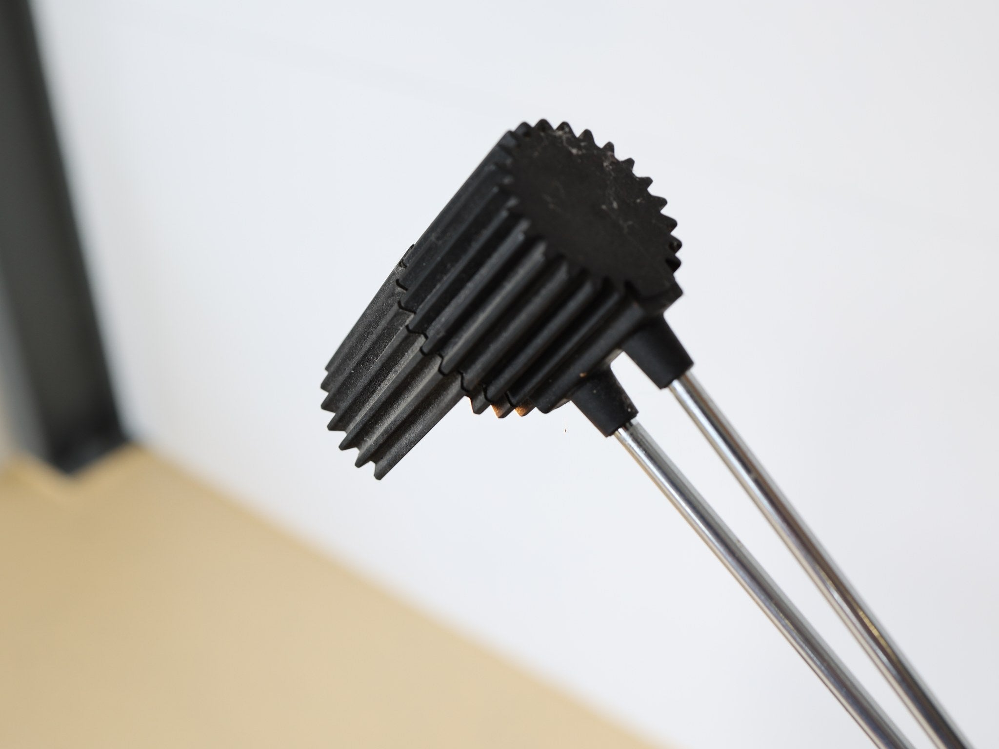 Halogen-Leuchtenkopf mit Kühlrippen der Altalena Tischleuchte