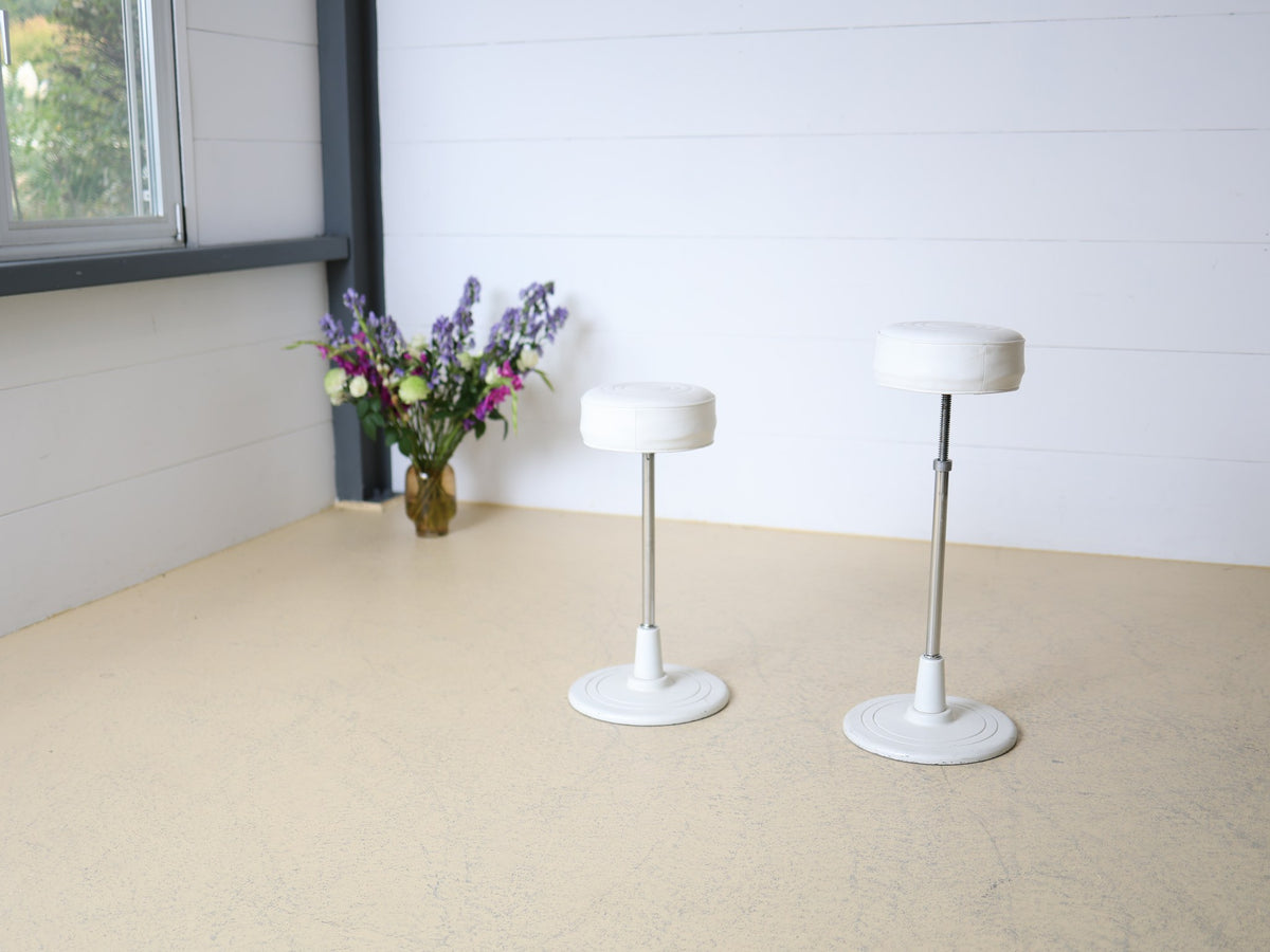 Runder Tulip-Stil Hocker mit Rundsockel, Chromstange und Kunstleder-Polster mit Ziernähten, 2er-Set Foto 13