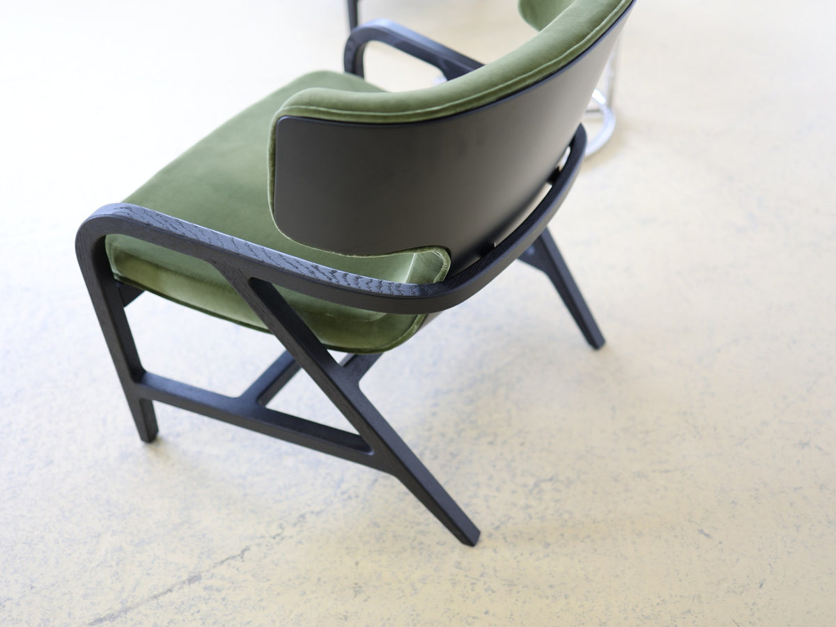 Lounge-Sessel mit geschwungener Wingback-Rückenlehne, schwarz lackiertes Holzgestell, grüner Samtbezug, 2er-Set Foto 10