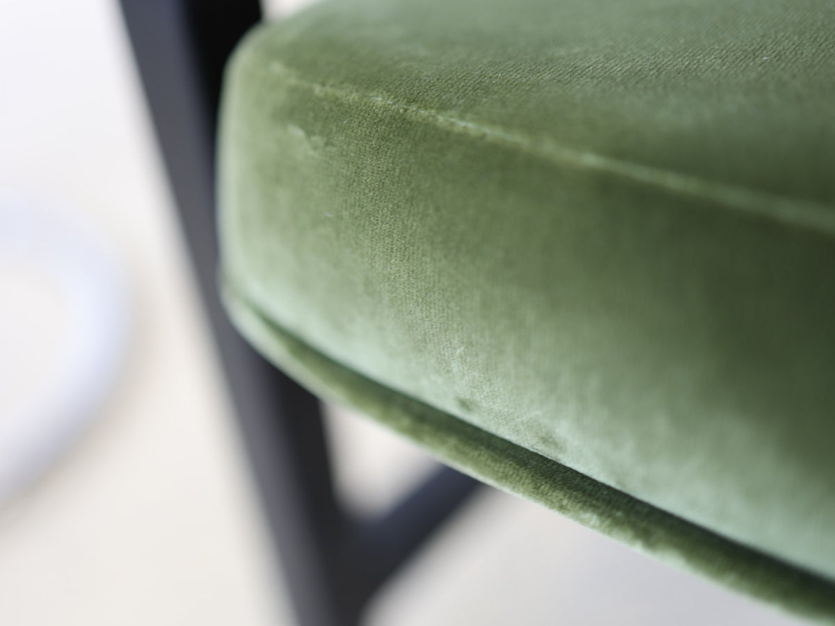 Lounge-Sessel mit geschwungener Wingback-Rückenlehne, schwarz lackiertes Holzgestell, grüner Samtbezug, 2er-Set Foto 7