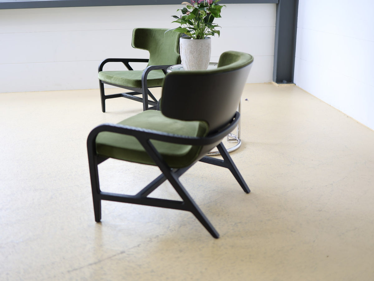 Lounge-Sessel mit geschwungener Wingback-Rückenlehne, schwarz lackiertes Holzgestell, grüner Samtbezug, 2er-Set Foto 9
