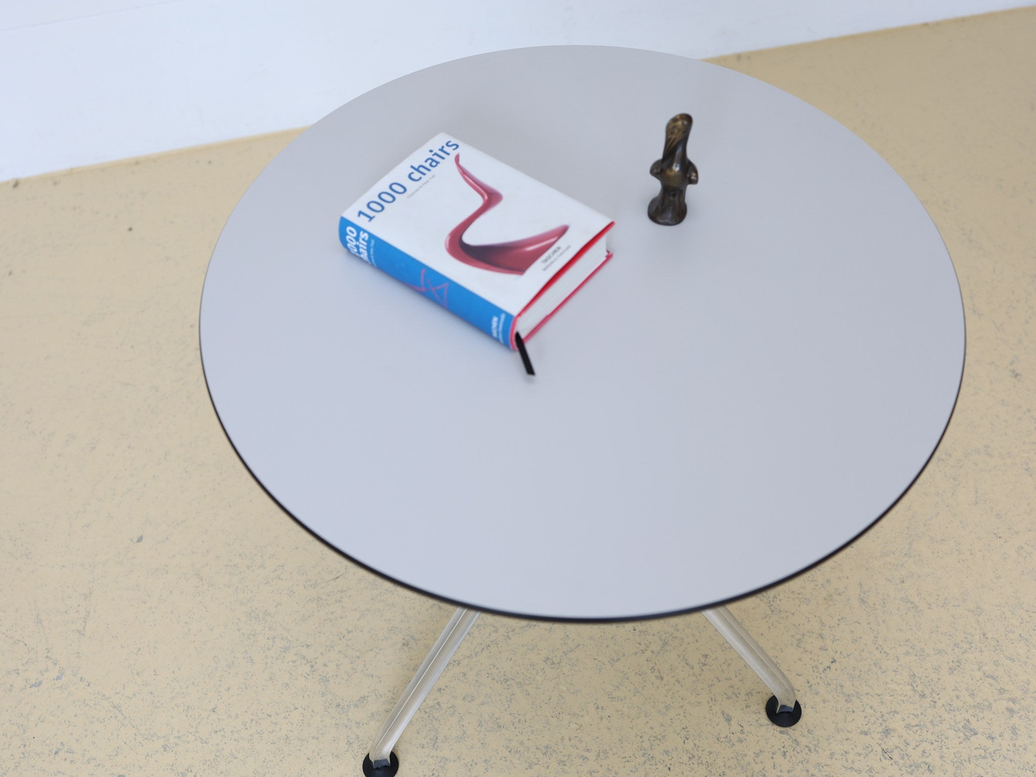 Vitra Ad Hoc Gestell Detail – verchromte Aluminium-Konstruktion