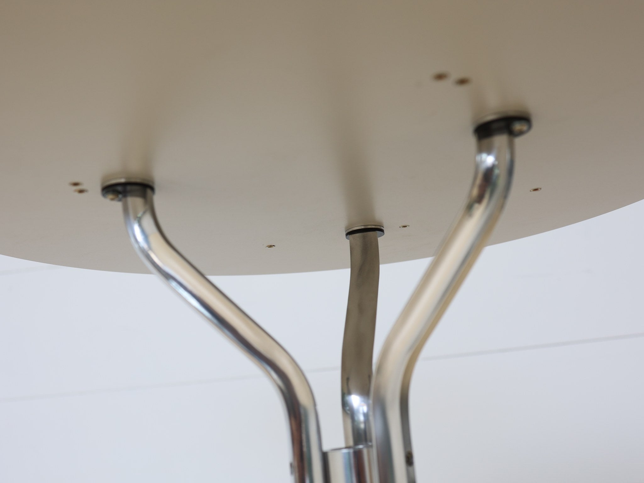 Vitra Ad Hoc Tisch Occasion – Gesamtansicht bei atelier TILIJA