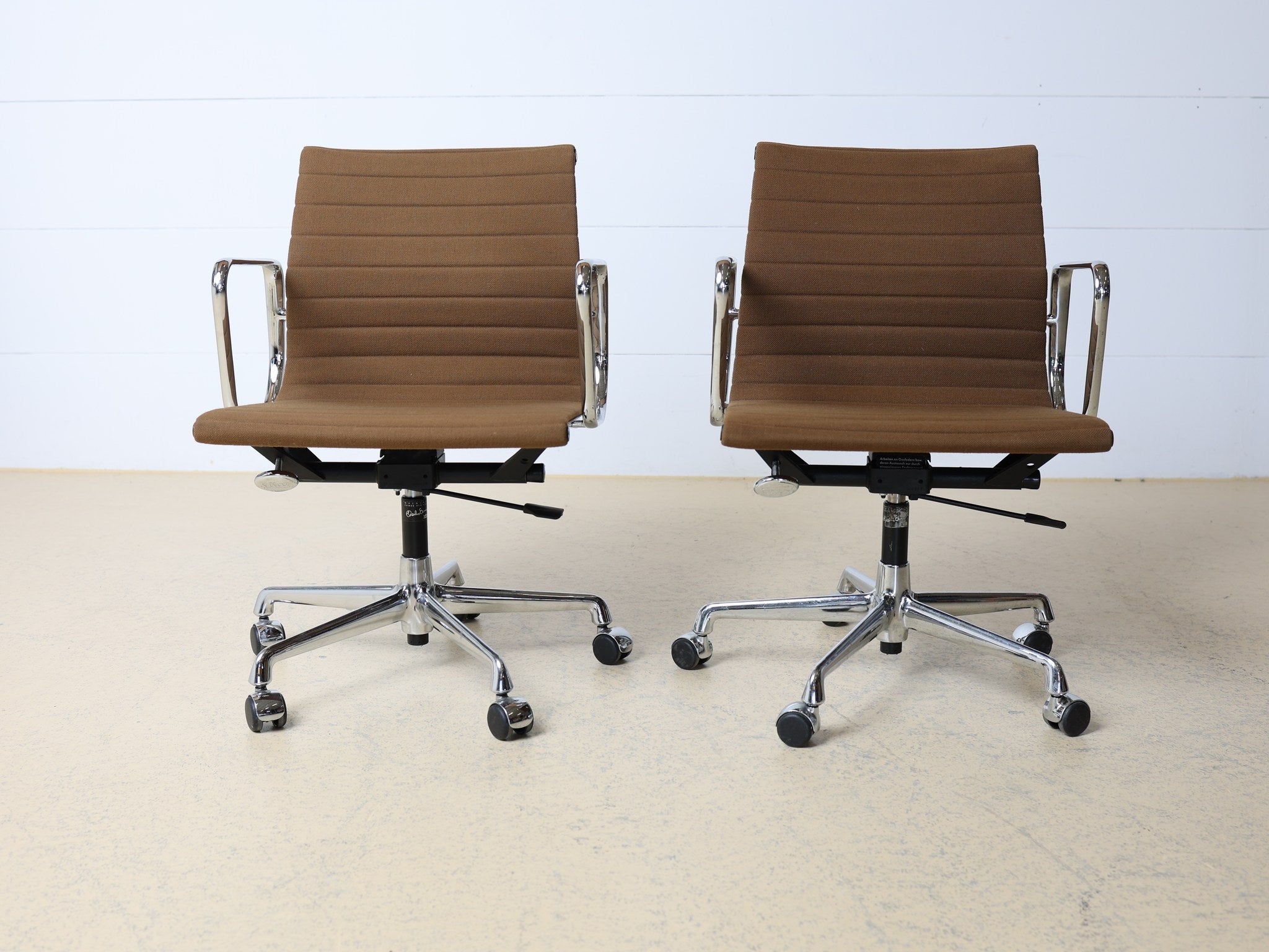 Vitra Eames Aluminium Chair EA 117 Paar in Hopsak Braun Frontalansicht