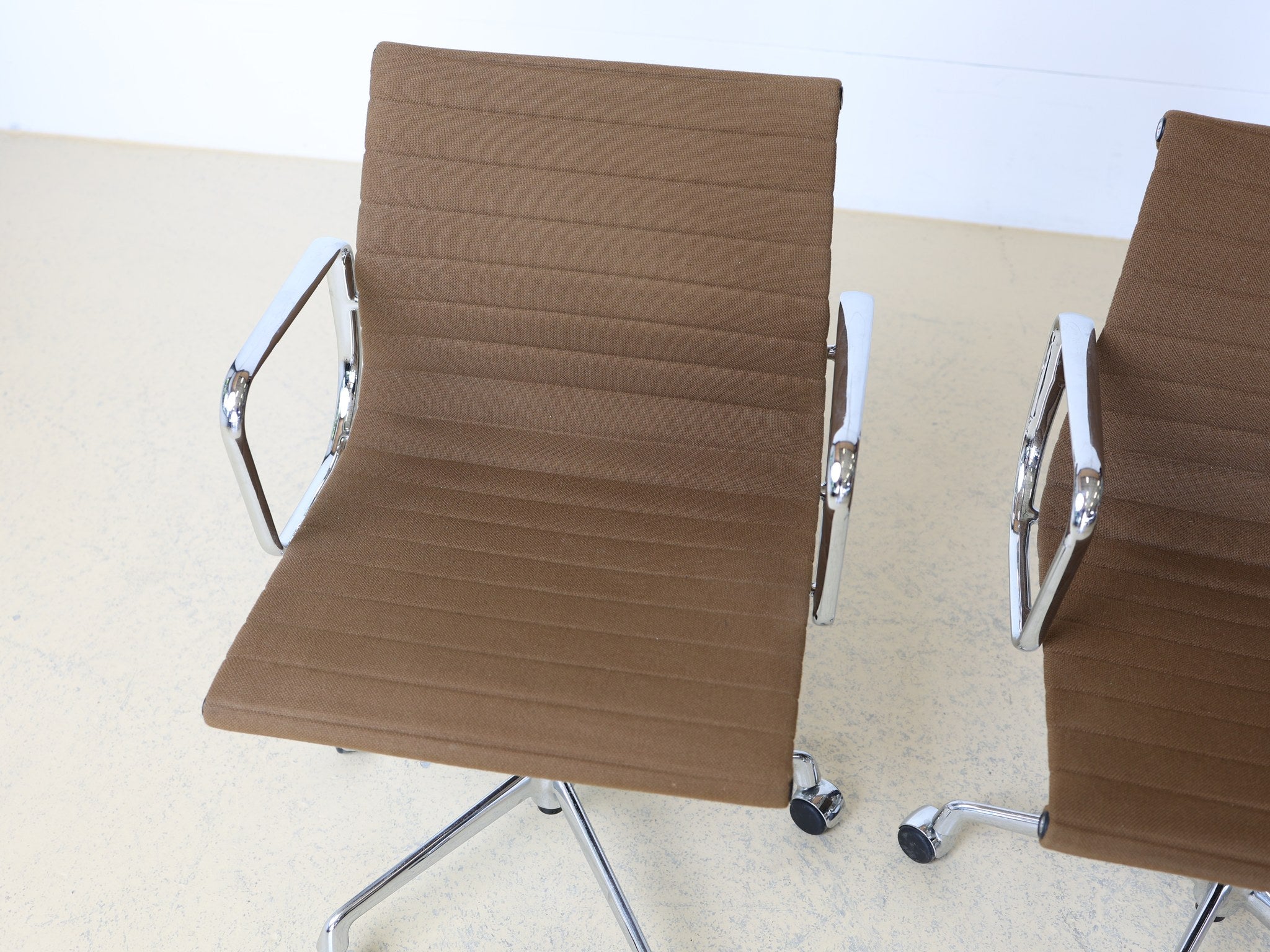 Eames EA 117 Bürostuhl Detail Aluminium-Seitenprofil und Armlehne