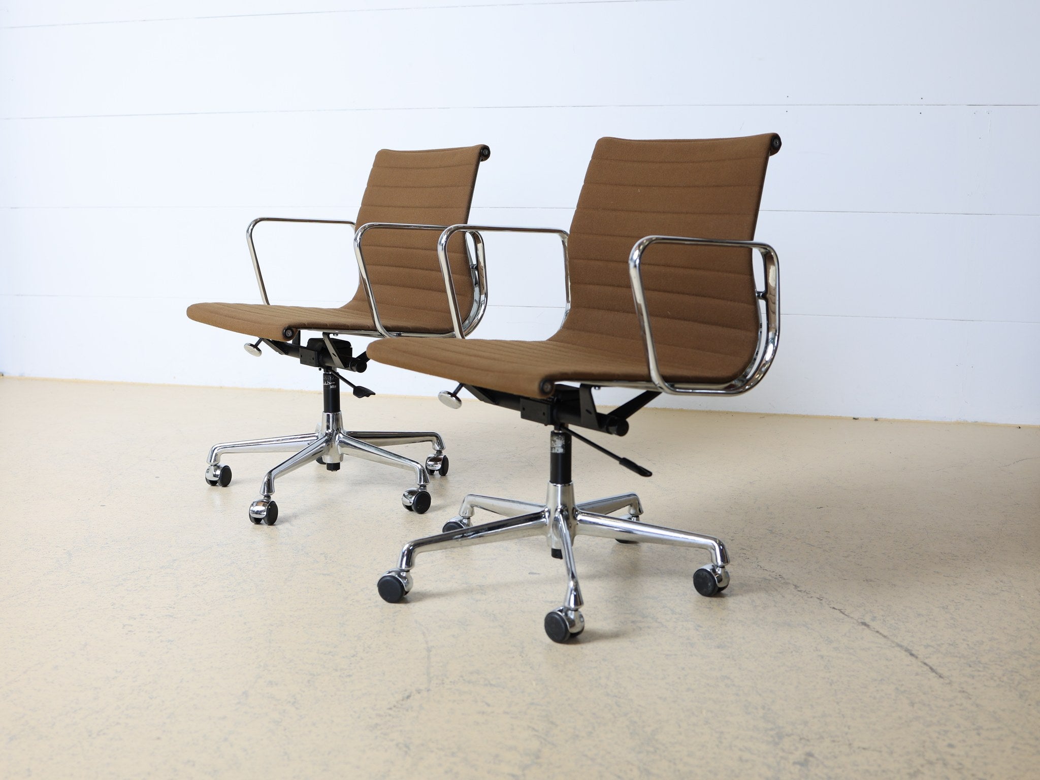 Vitra Logo auf Aluminium-Seitenkappe des Eames Aluminium Chair