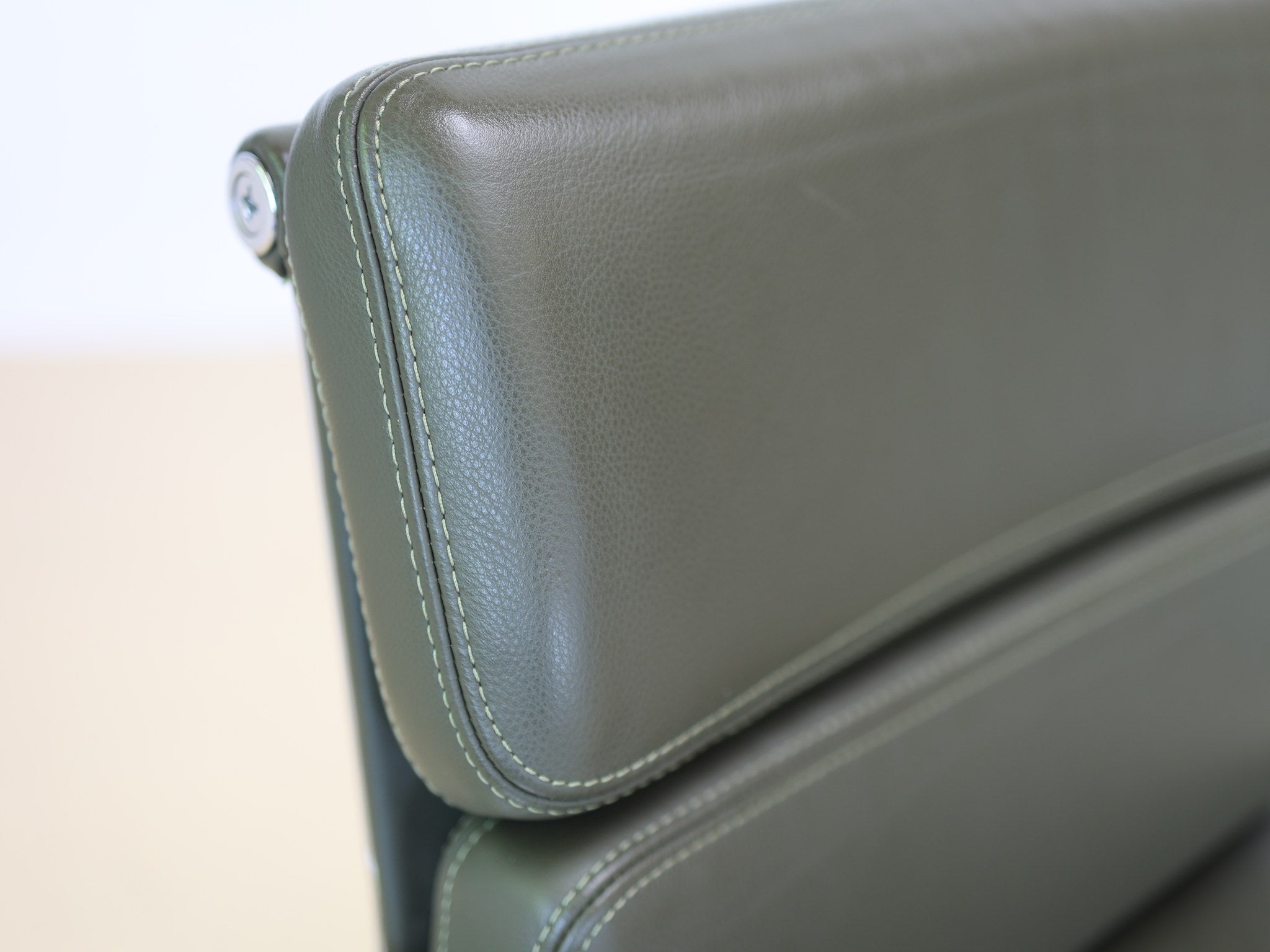 Eames EA 208 Premium-Leder Textur und Verarbeitung Nahaufnahme Olive