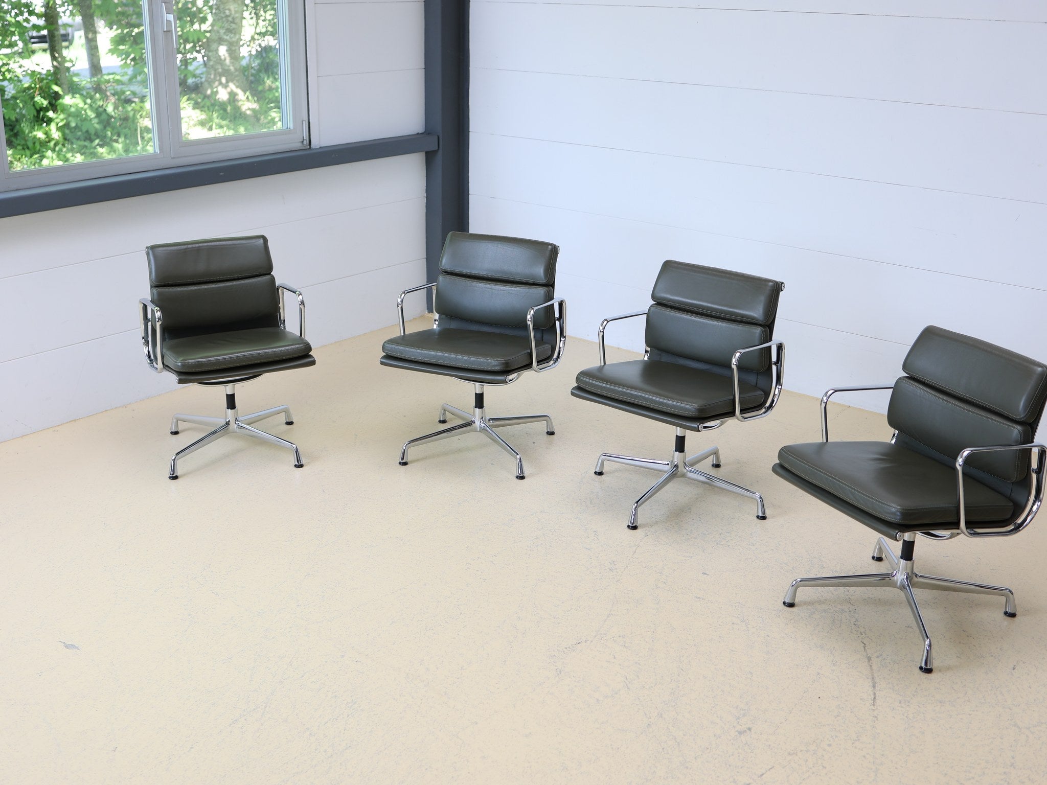 Eames EA 208 Soft Pad Chair Seitenansicht zeigt poliertes Aluminium-Gestell