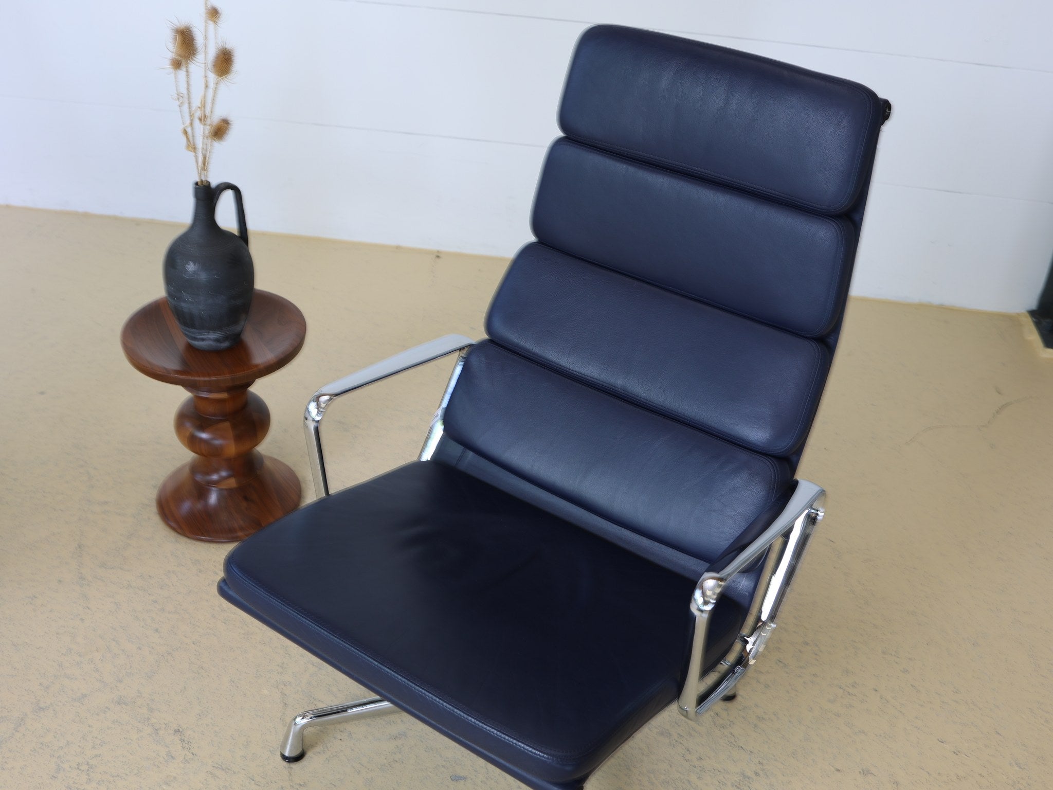 Vitra Soft Pad Sessel EA 222 – verchromtes 4-Stern-Fusskreuz im Detail