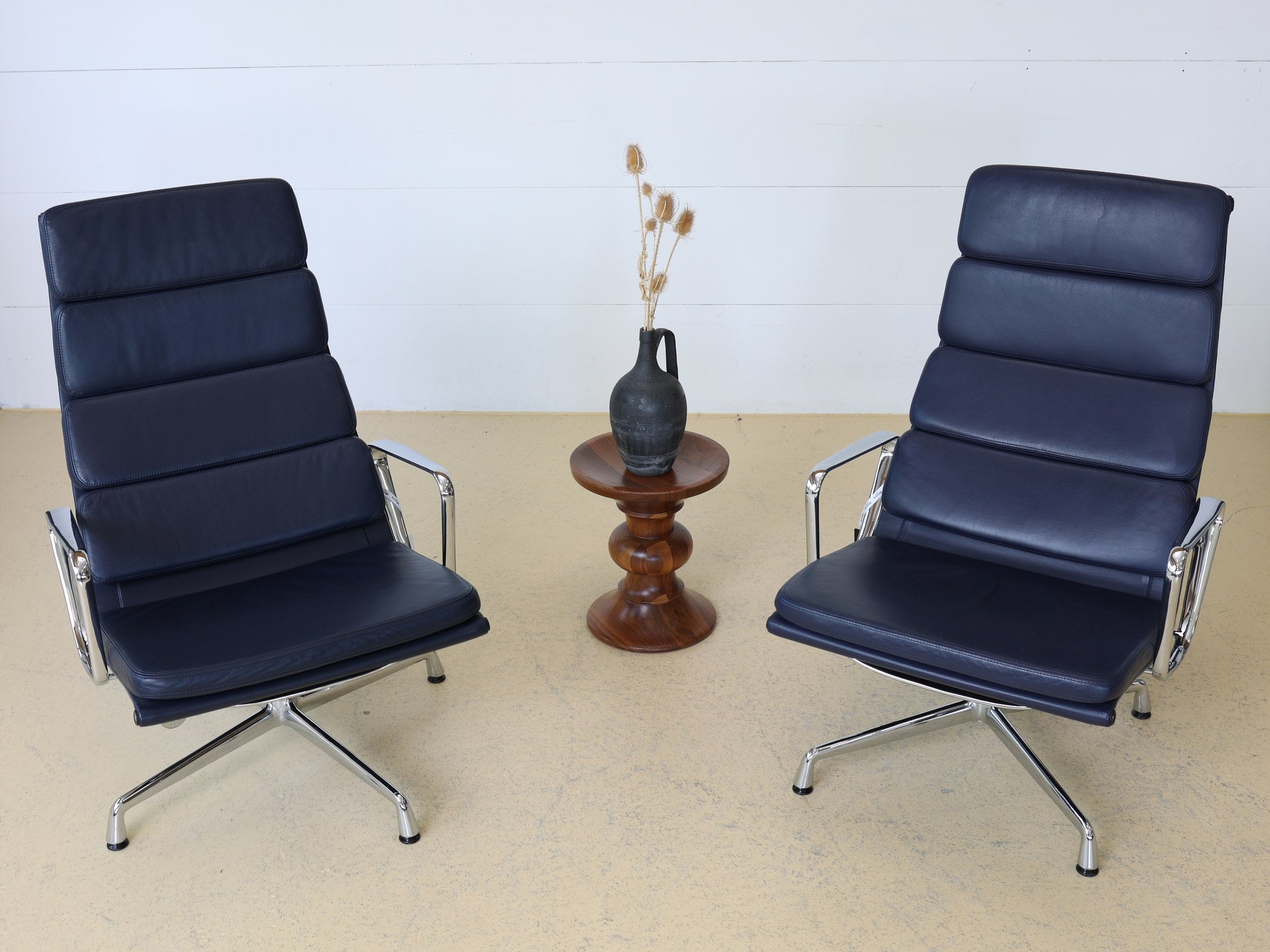 Charles & Ray Eames Soft Pad Chair Set – seitliche Ansicht mit High Back Rückenlehne