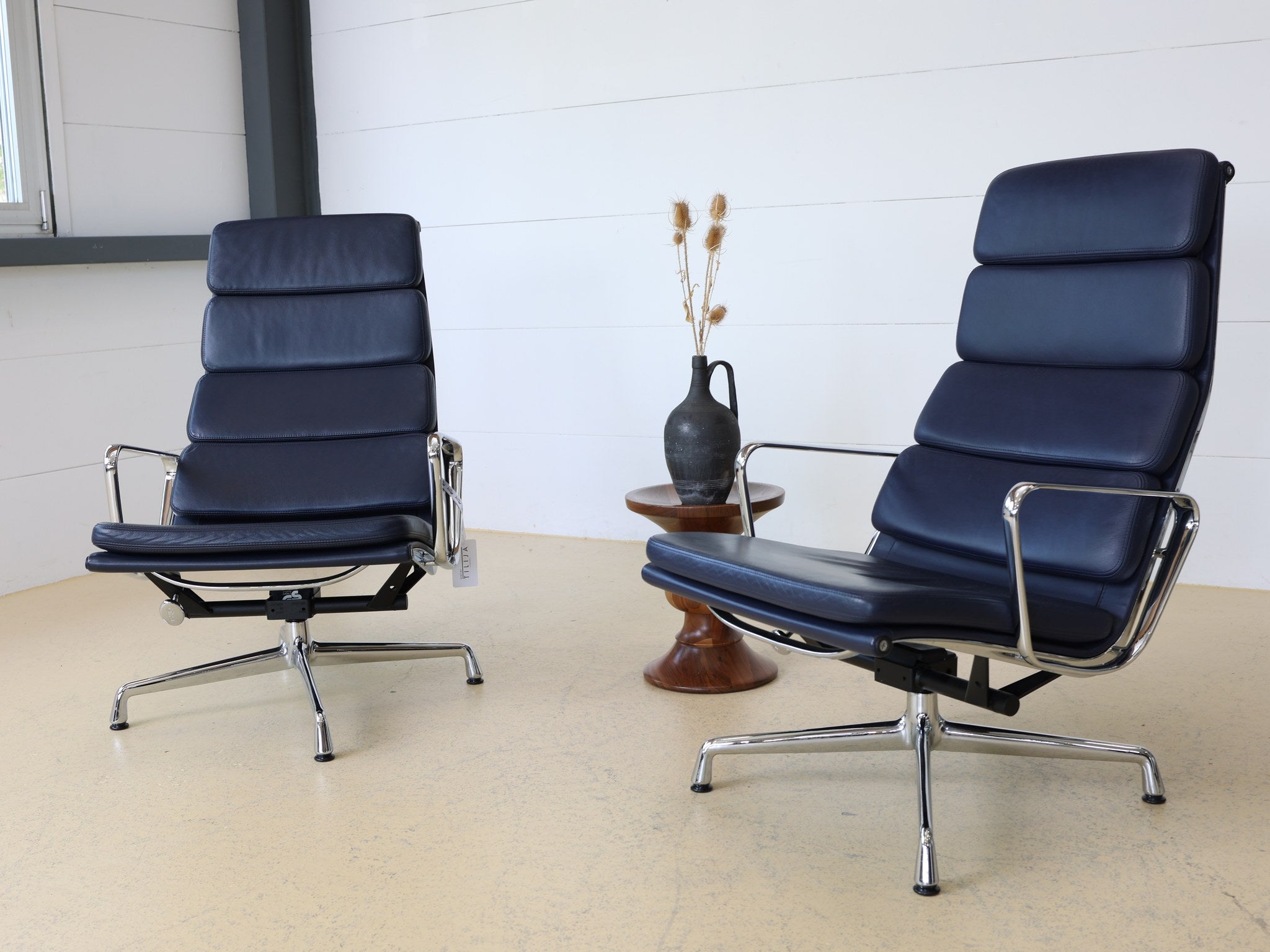 Vitra EA 222 Lounge Chair Paar – Gesamtansicht der beiden dunkelblauen Ledersessel