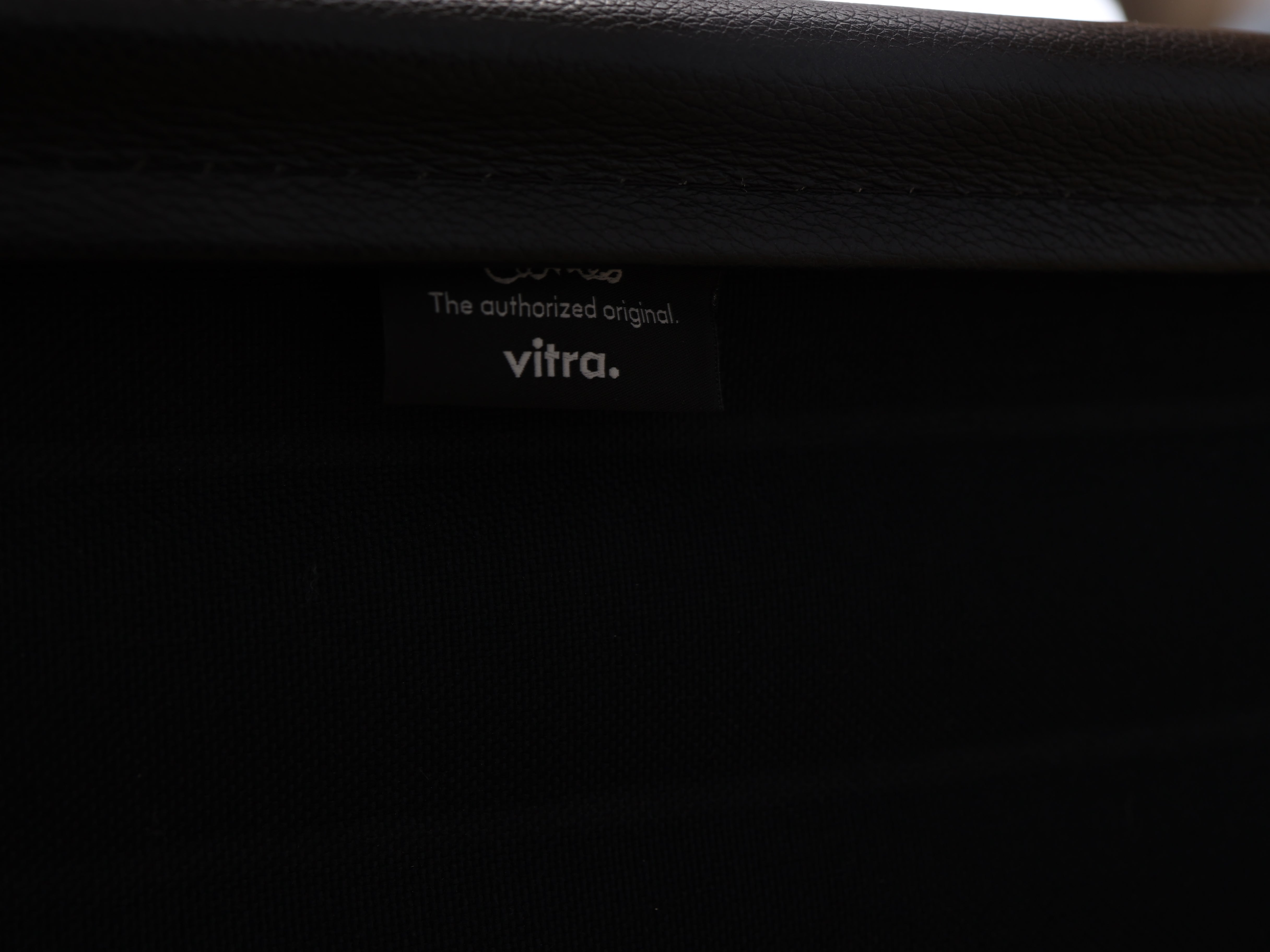 Vitra Eames Aluminium Chair EA 119 in schwarzem Leder mit hoher Rückenlehne. Ein repräsentativer Bürostuhl-Klassiker, Vintage in Top Qualität bei atelier TILIJA.