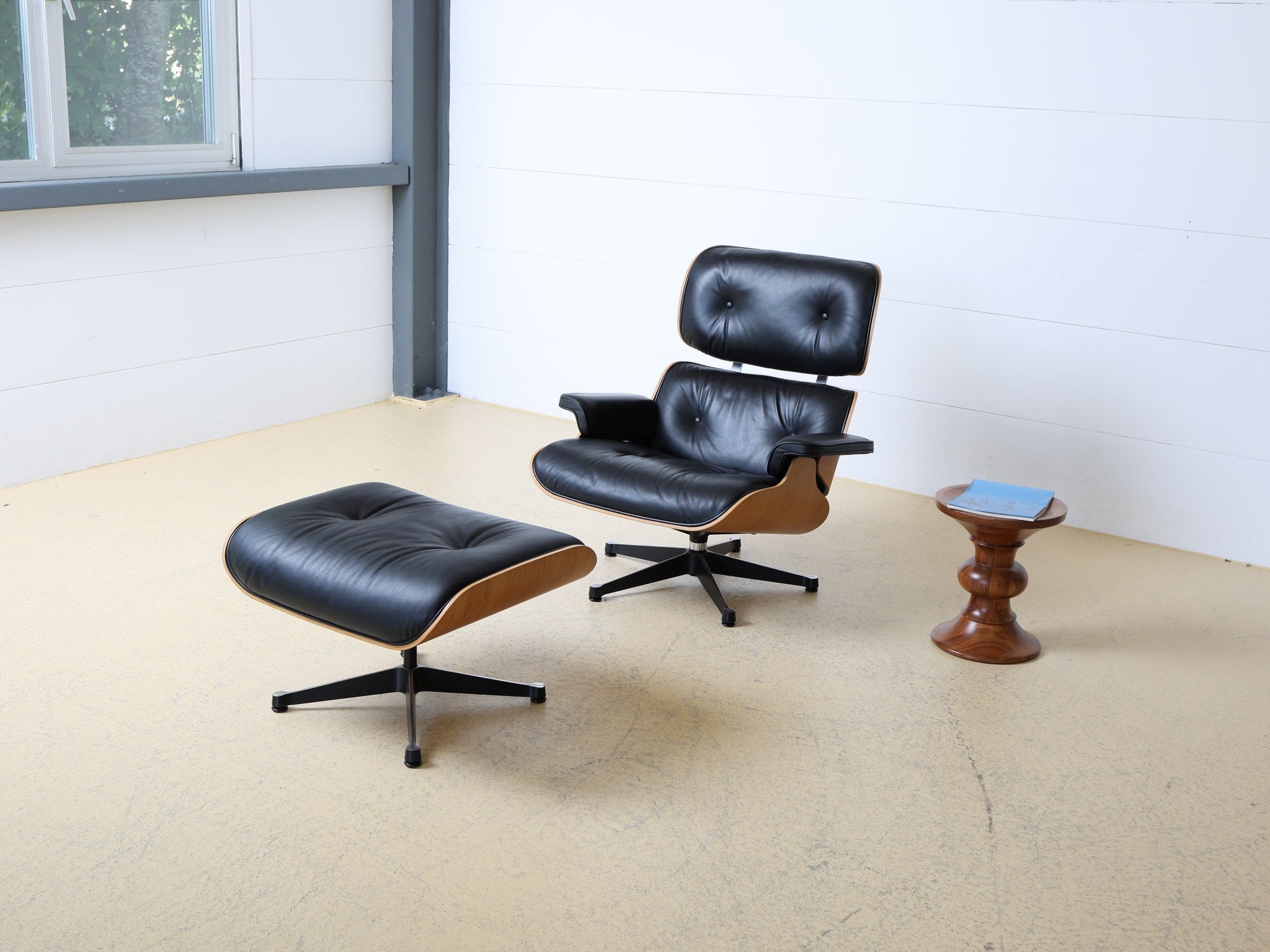 Vitra Eames Lounge Chair mit Ottoman in Kirschholz und schwarzem Leder Frontansicht