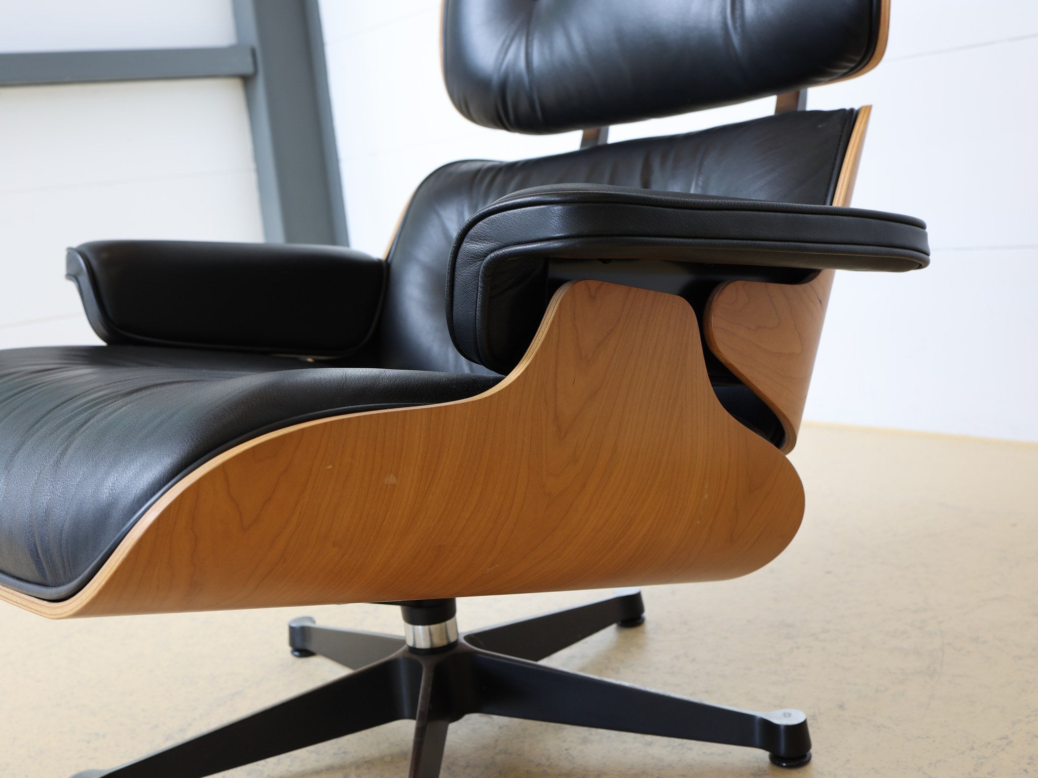 Eames Ottoman in schwarzem Leder passend zum Lounge Chair