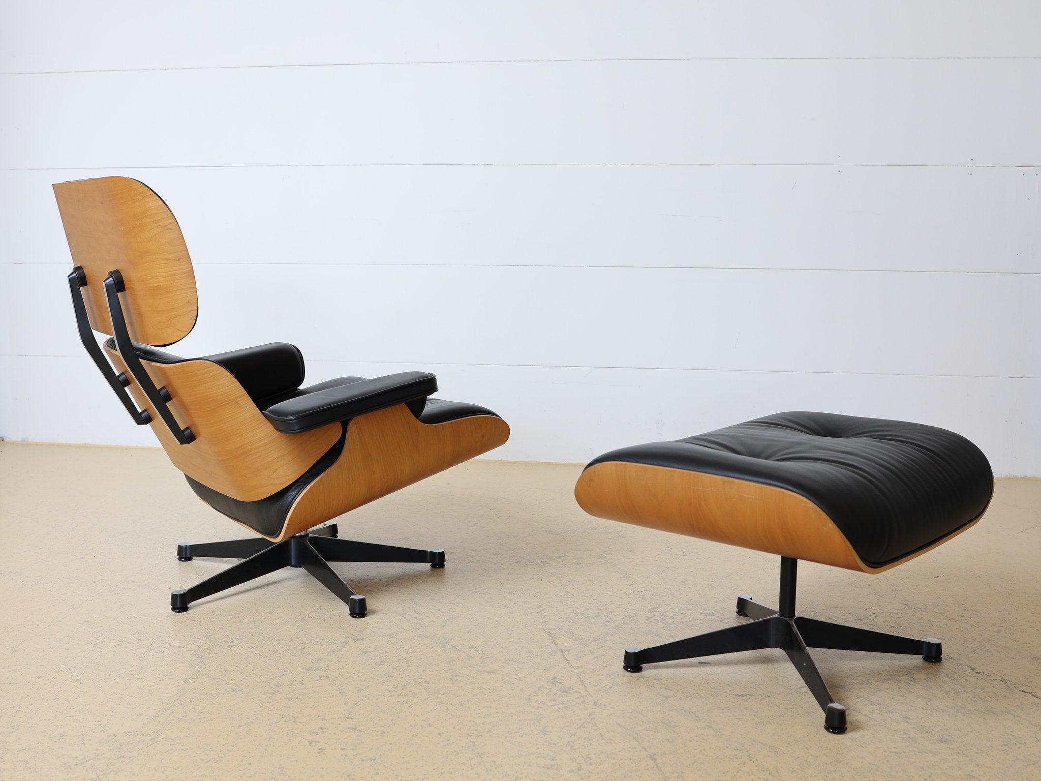 Eames Lounge Chair und Ottoman Gesamtansicht im Raum