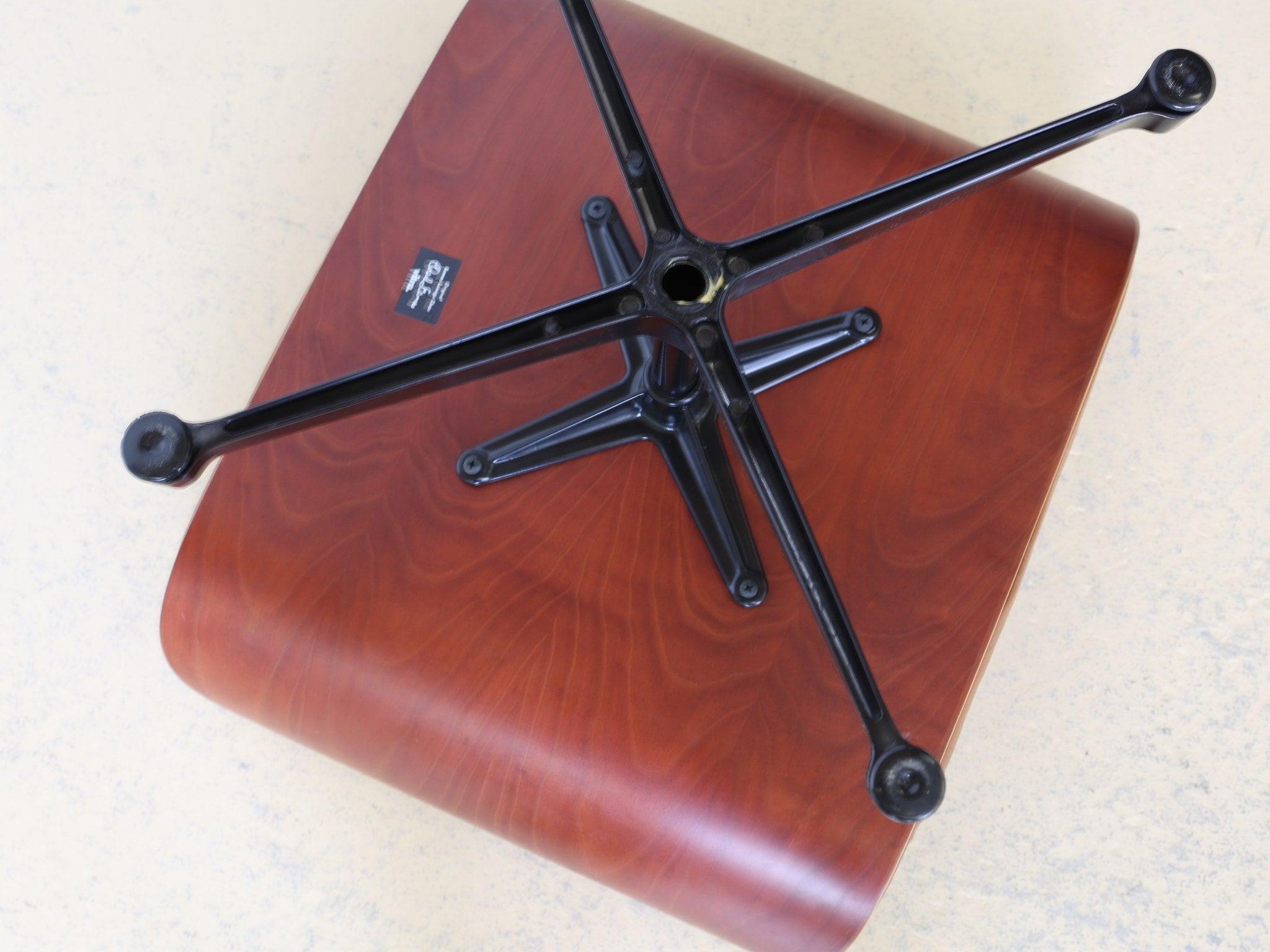 Vitra Eames Ottoman Kirschbaum cognac Leder Designklassiker Seitenansicht