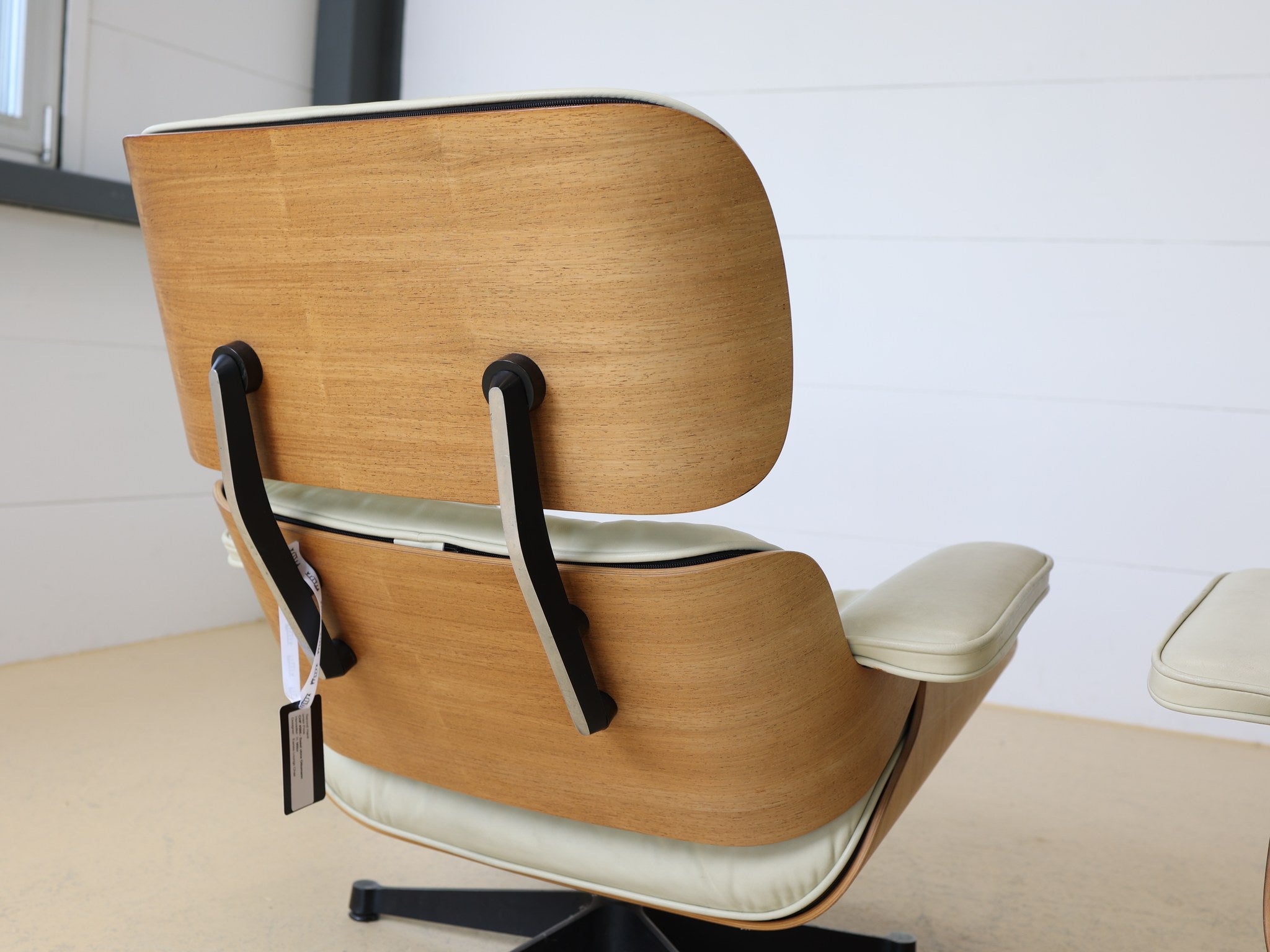 Zwei Vitra Eames Lounge Chairs nebeneinander in cremeweissem Leder