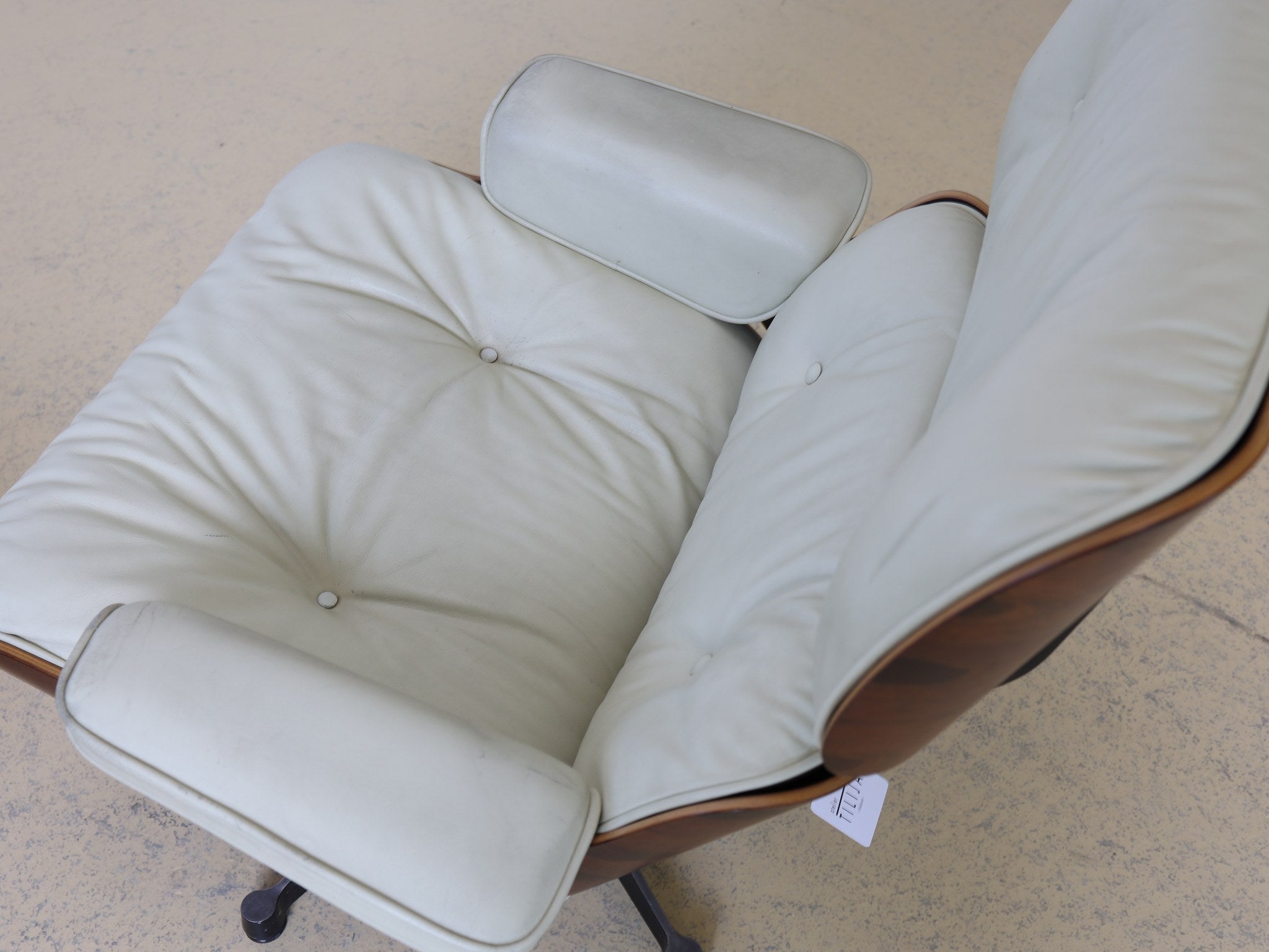 Original Vitra Label am Eames Lounge Chair zur Authentifizierung