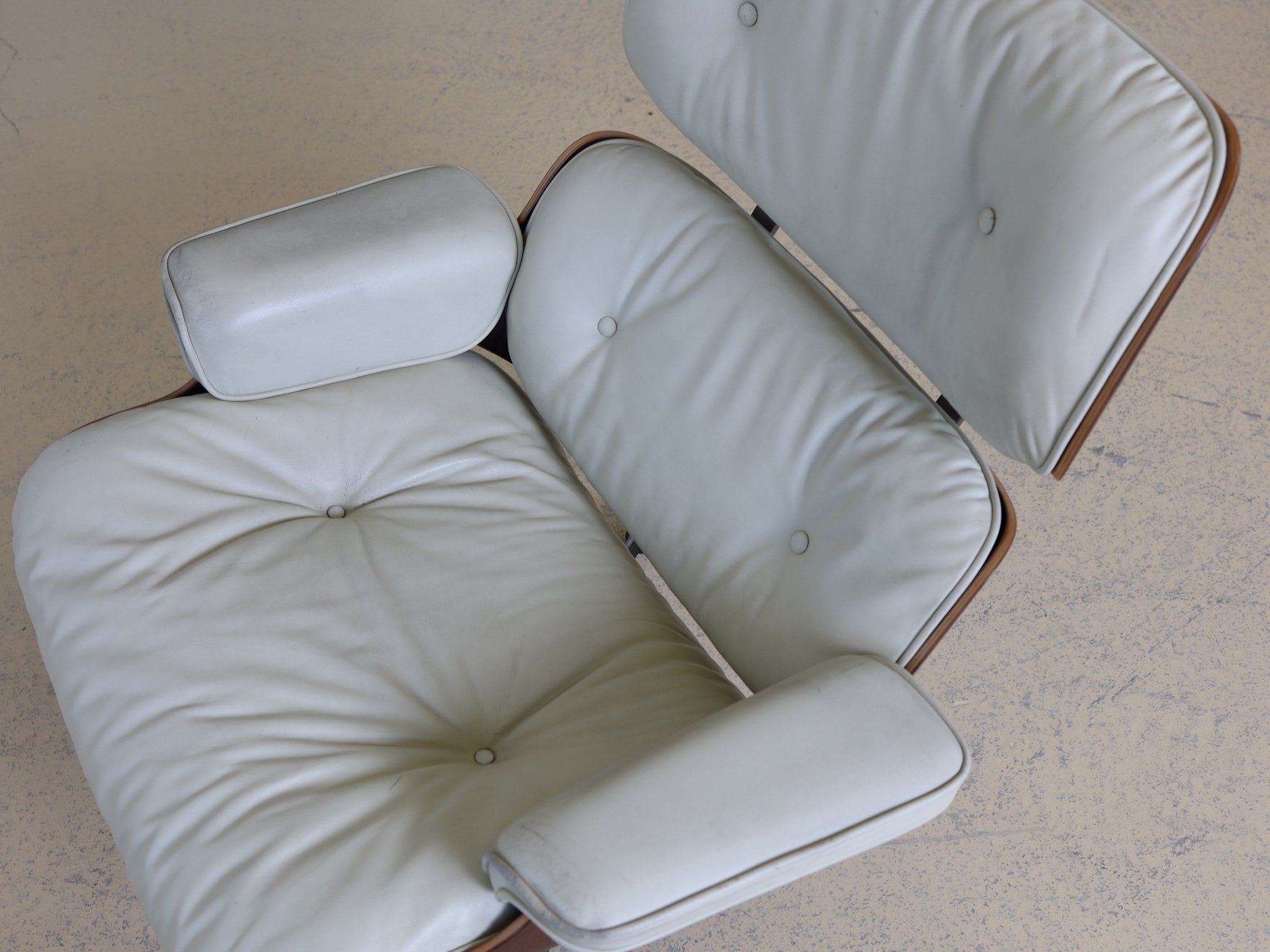 Seitenansicht Vitra Eames Lounge Chair mit charakteristischem Aluminium-Drehkreuz