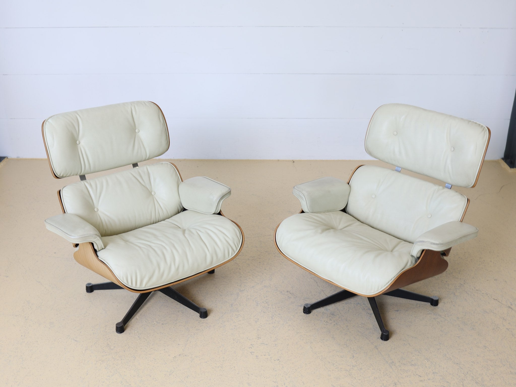 Eames Lounge Chair Kirschbaum Ausführung mit Snow Lederpolsterung