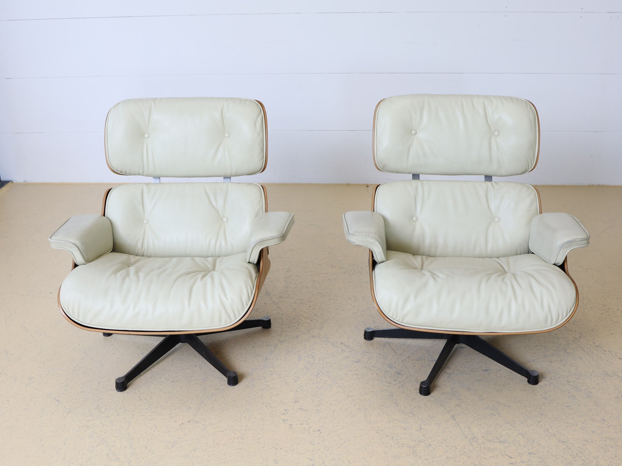 Vitra Eames Lounge Chair Paar Occasion in sehr gutem Zustand