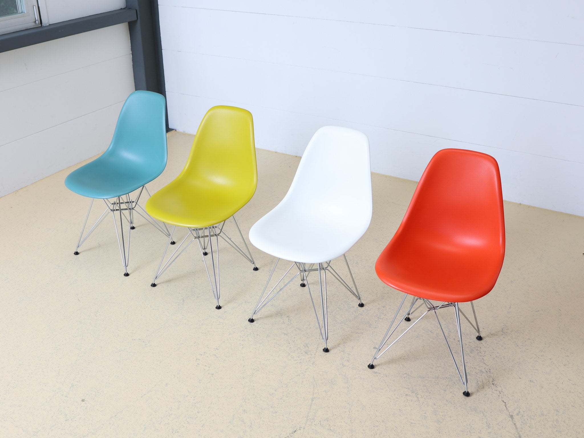 Vitra Eames Plastic Side Chair DSR Seitenansicht mit verchromtem Eiffelgestell