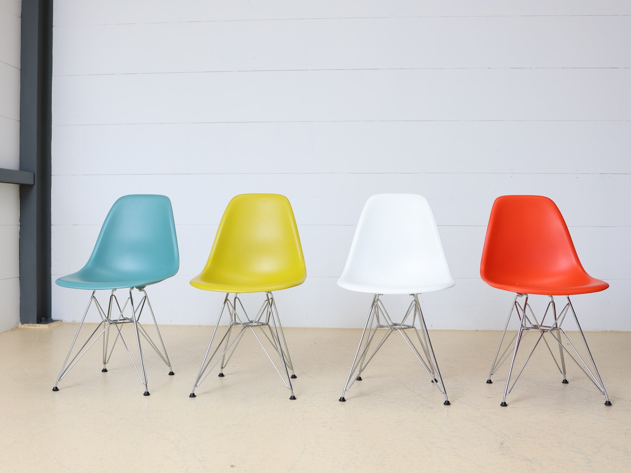 Eames DSR Stuhl Detailansicht der Polypropylen-Sitzschale in Farbmix