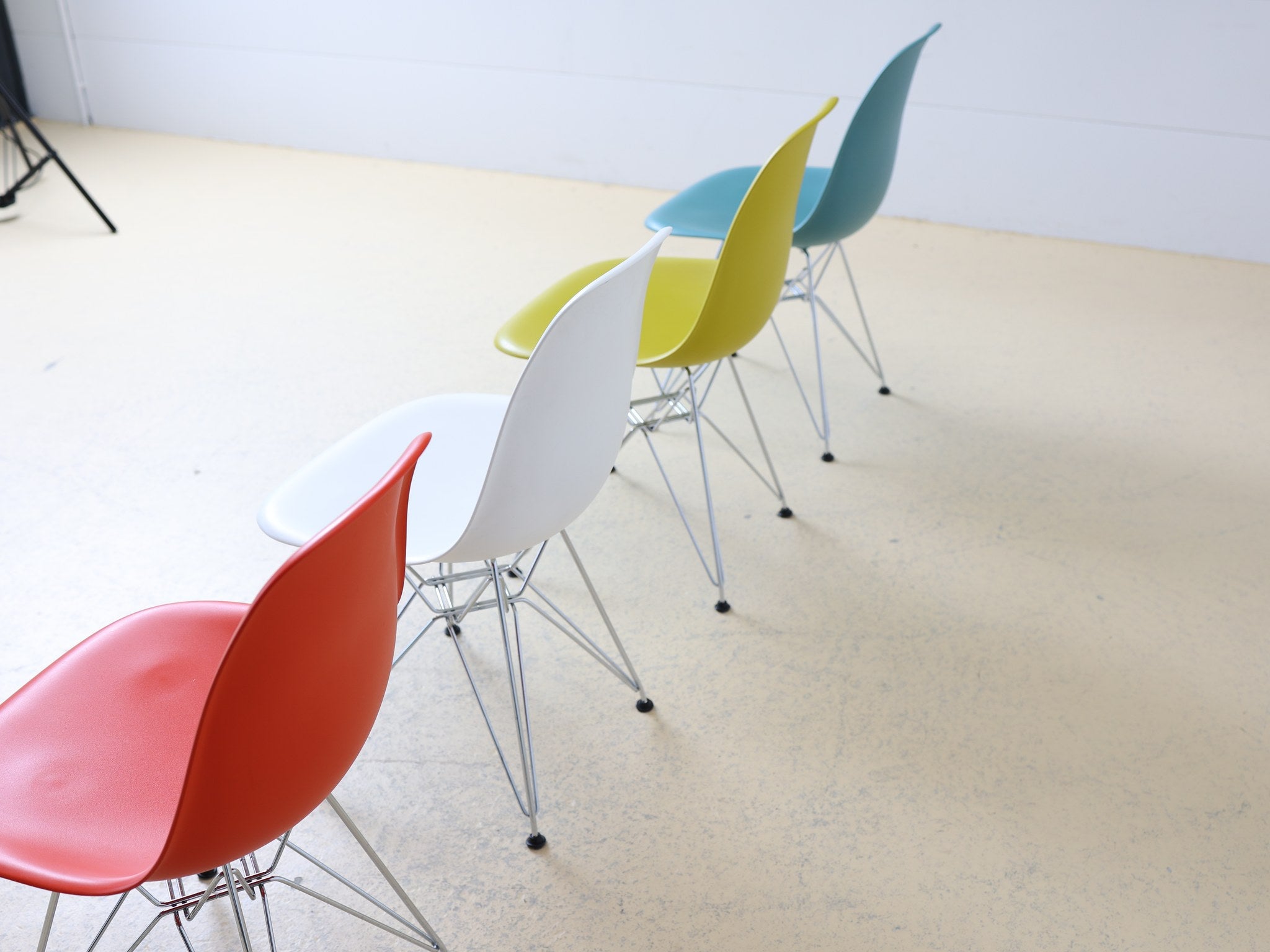 Original Vitra Label mit Produktionsdatum auf Eames DSR Stuhl