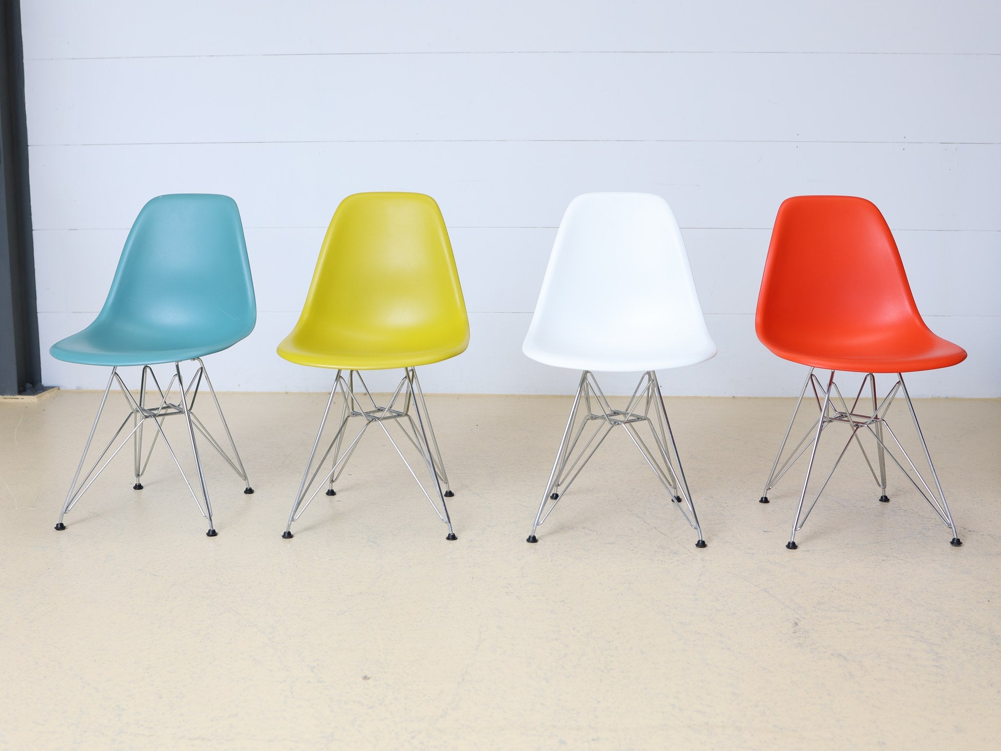 4er-Set Vitra Eames DSR Stühle Gesamtansicht verschiedene Farben