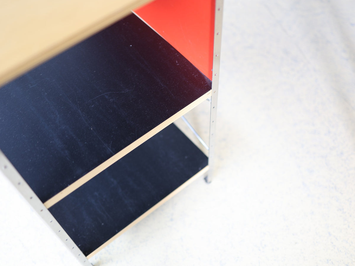 Eames Desk Unit EDU von Vitra, Schreibtisch mit Birkenholzplatte, roten und blauen Paneelen, verchromtes Gestell