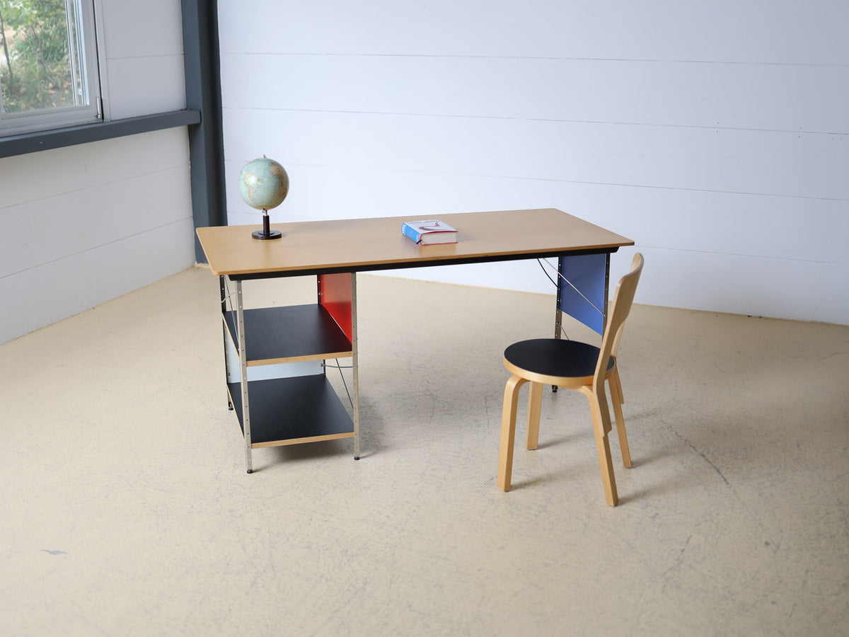 Detailansicht Eames Desk Unit EDU – charakteristische Zinkdruckguss-Winkelverbinder und X-Bracing aus Stahldraht