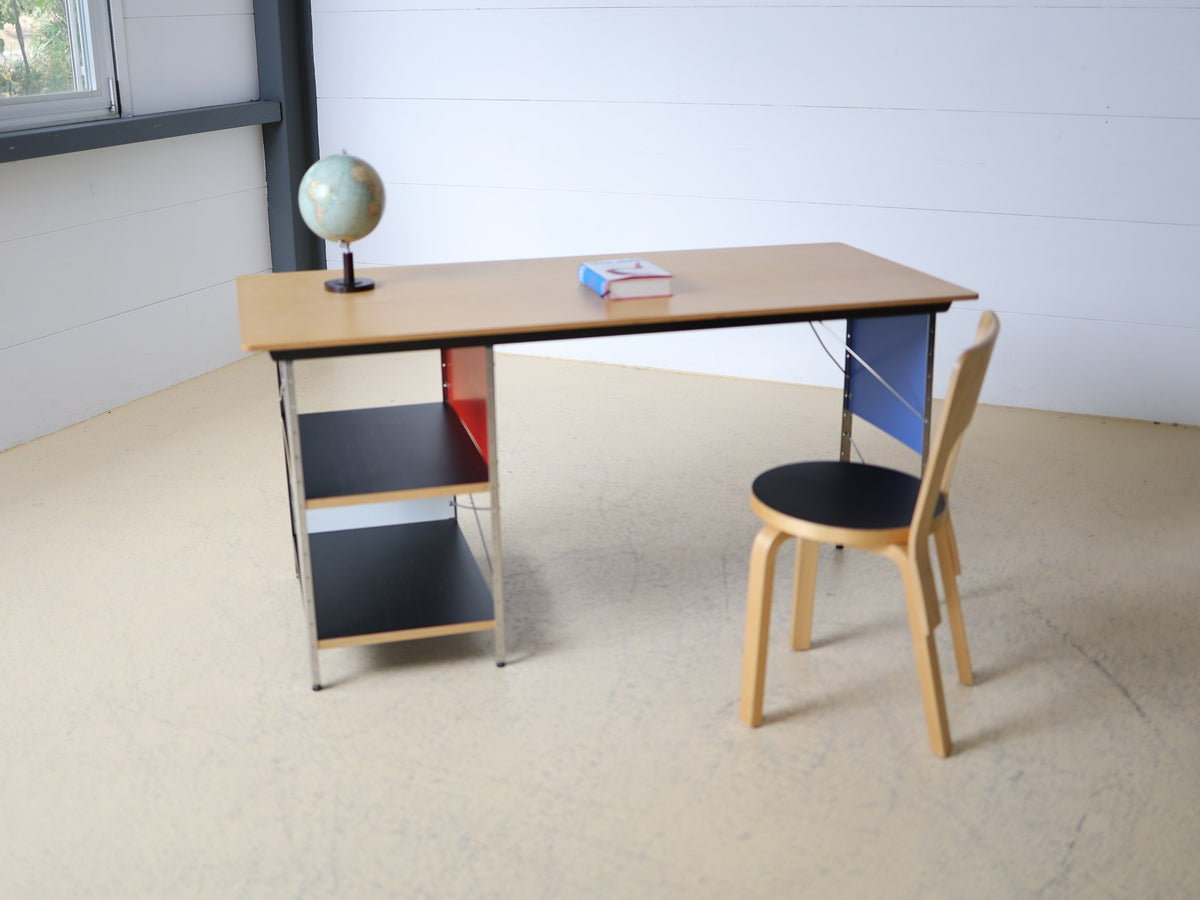 Eames Desk Unit EDU Seitenansicht – Seitenverkleidung in Rot, schwarze Hartfaserplatten-Ablageböden