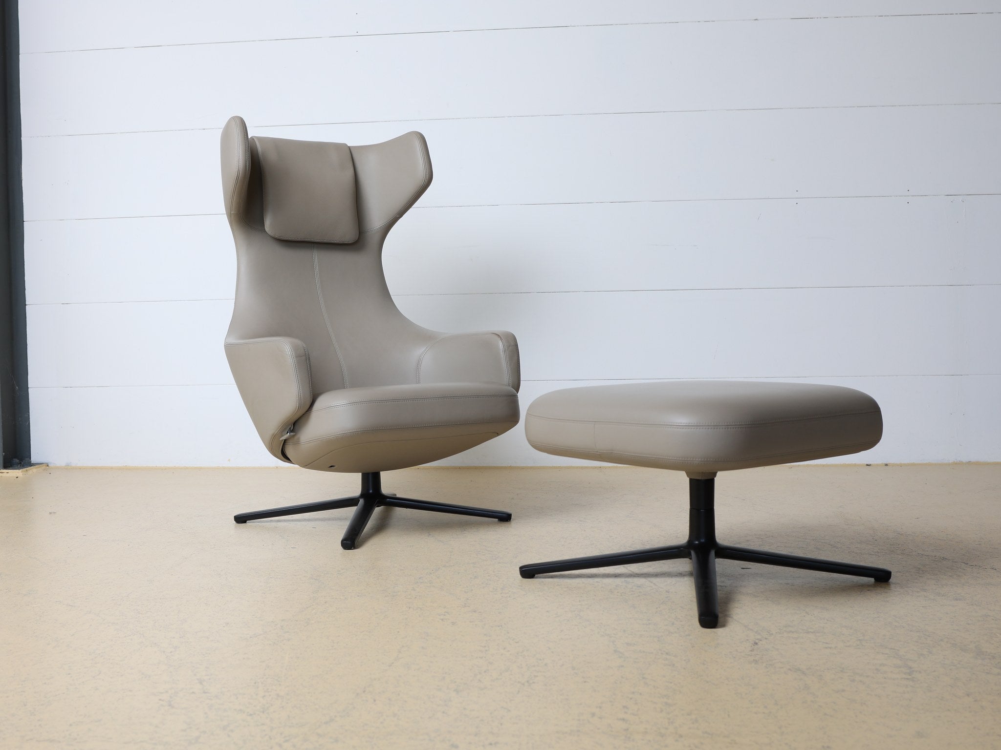 Vitra Grand Repos Lounge Chair mit Ottoman in Leder Sand, Frontalansicht