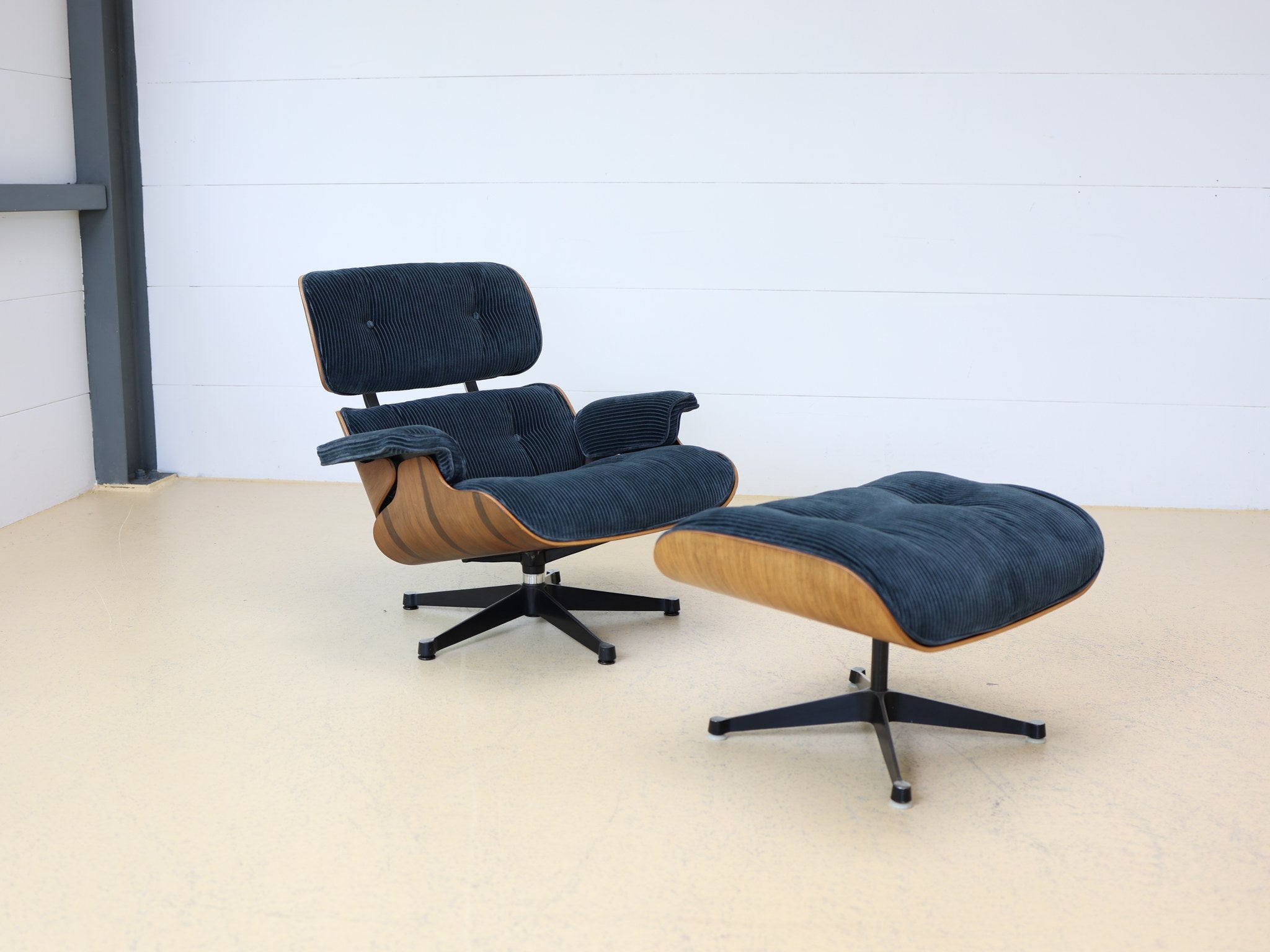 Seitenansicht Eames Lounge Chair mit Santos Palisander Schalen und tannengrünem Gestell