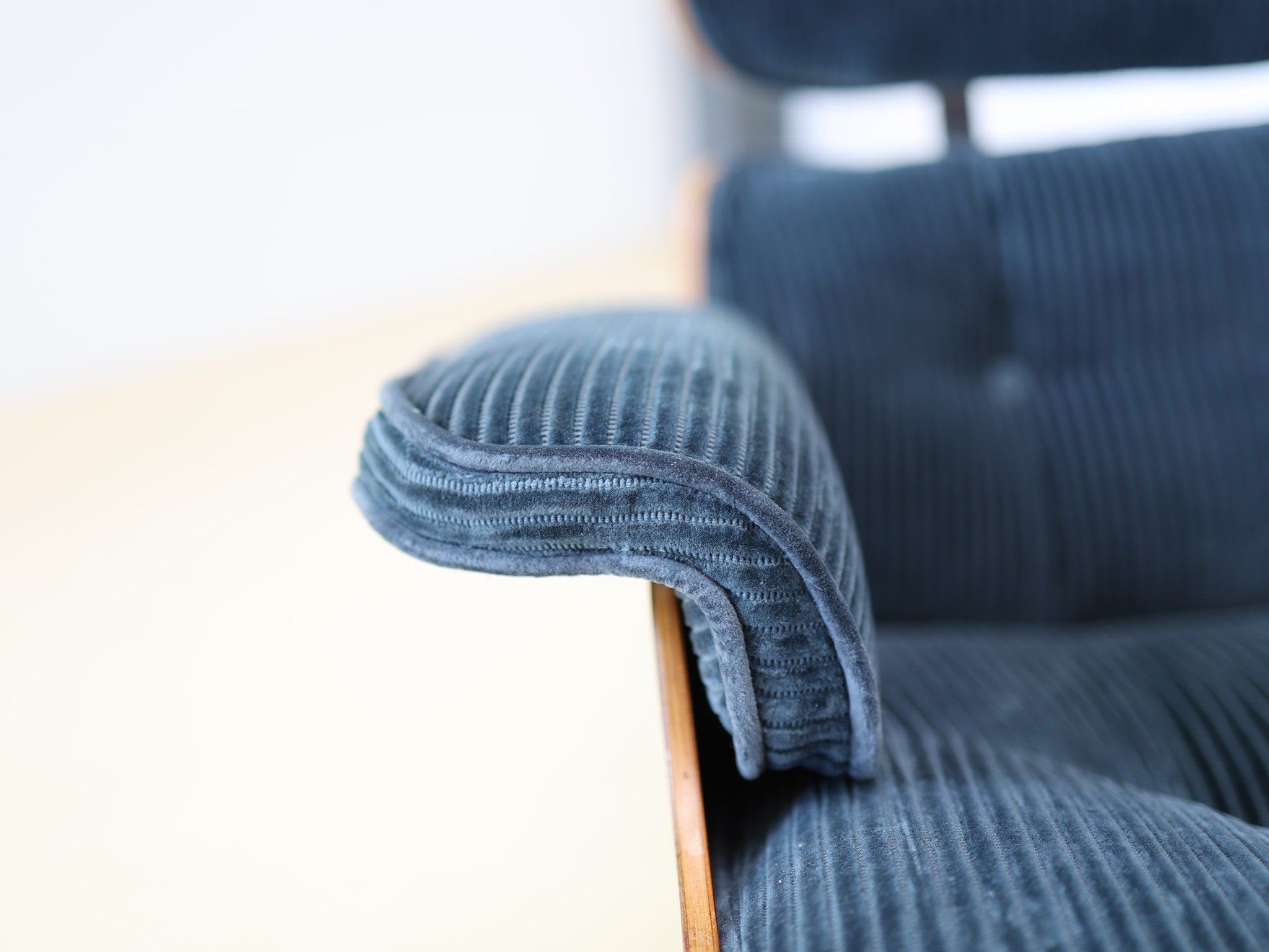 Eames Ottoman passend zum Lounge Chair in Kvadrat Phlox Cordsamt