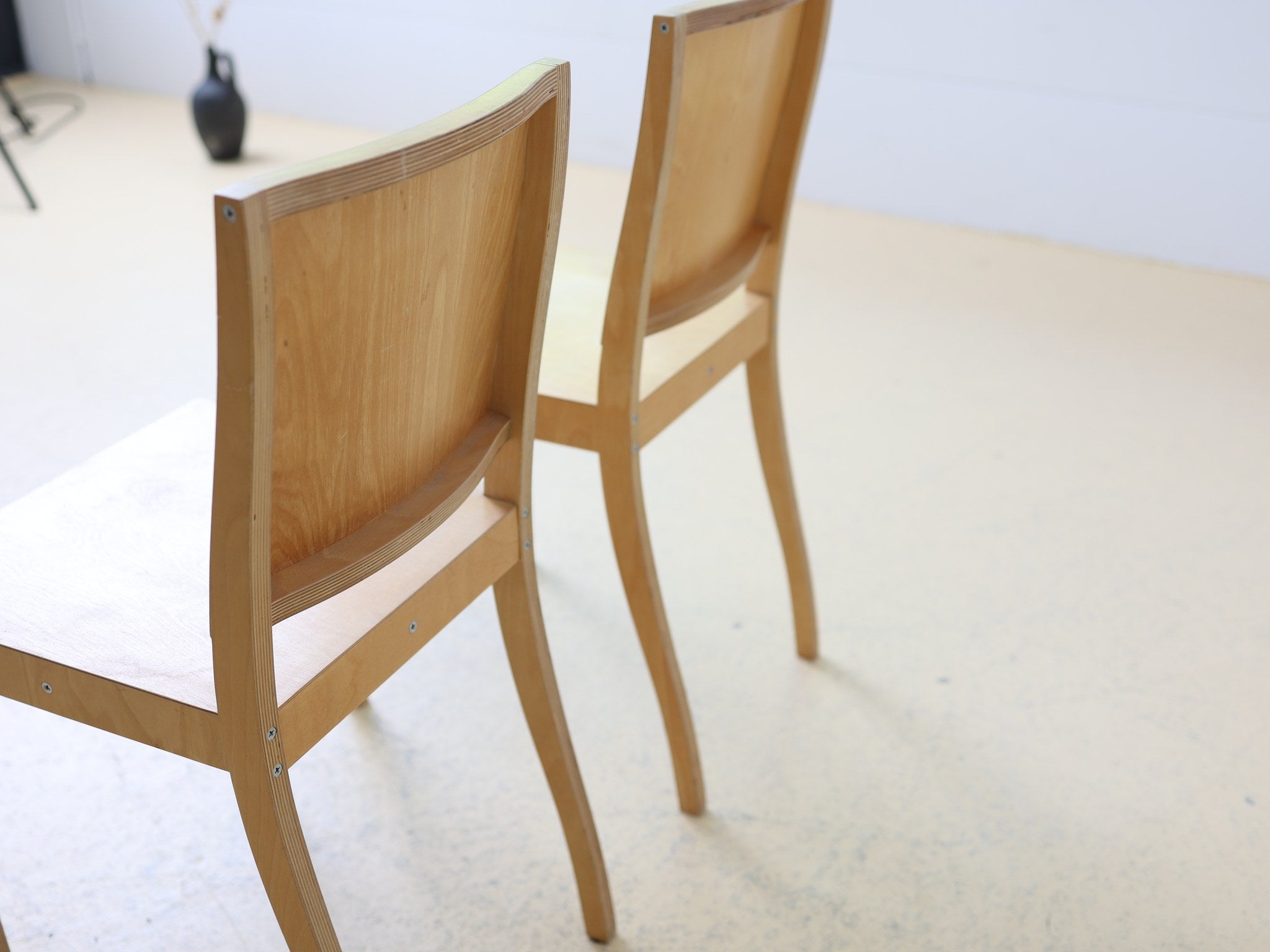 Vitra Ply Chair Seitenansicht mit charakteristischer gebogener Rückenlehne