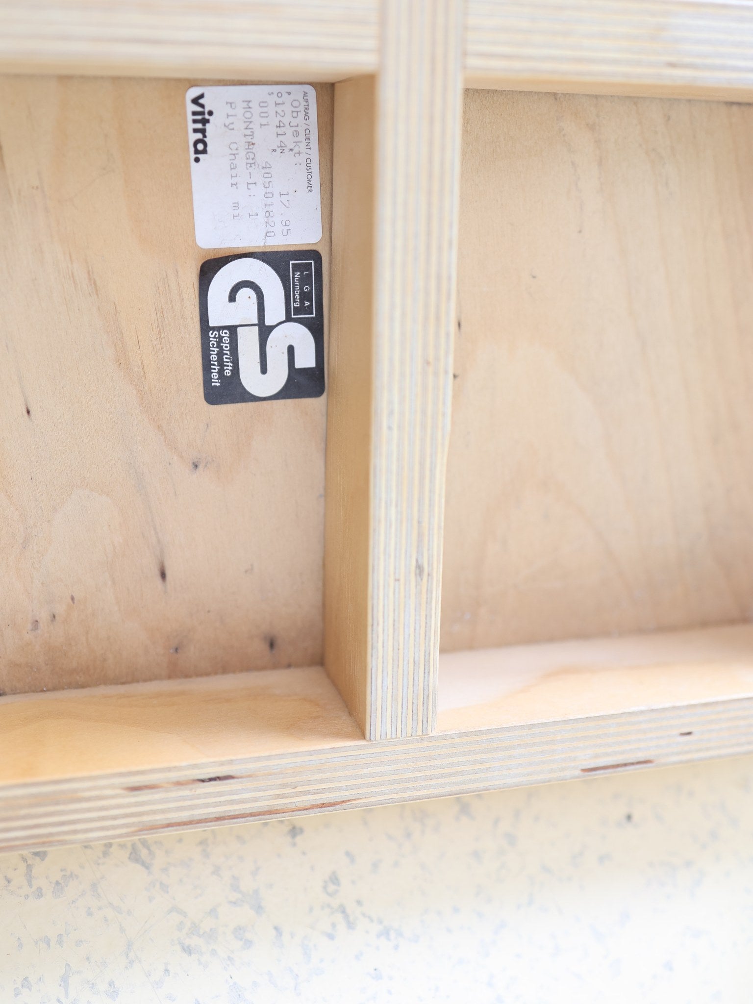 Vitra Ply Chair Rückansicht zeigt konische Beine und Holzmaserung