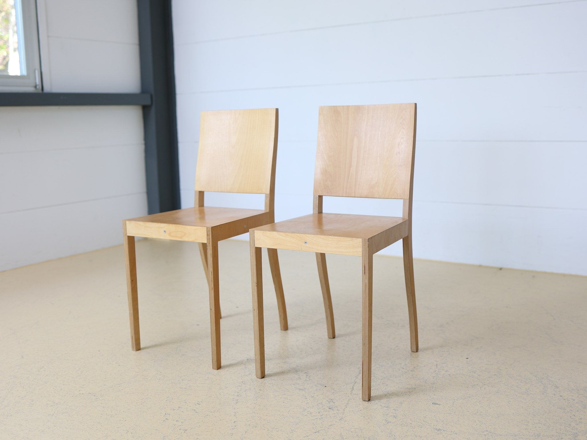 Vitra Ply Chair Detail der Beinverbindung aus Birken-Sperrholz