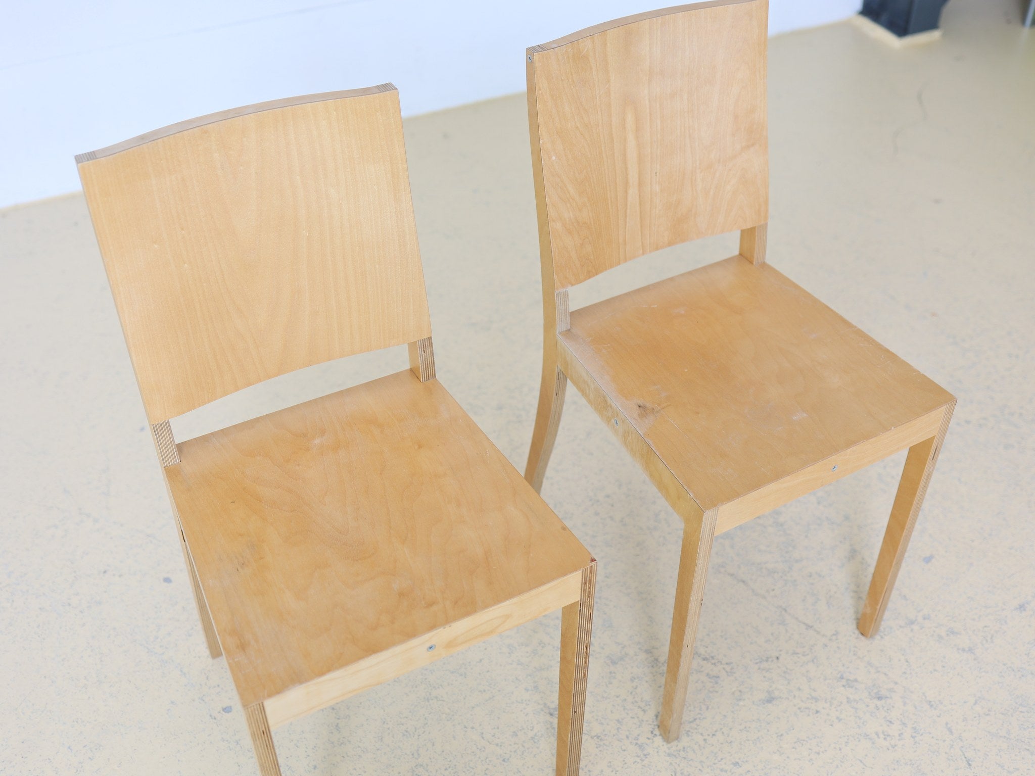 Vitra Ply Chair Detailaufnahme der natürlichen Birkenholz-Oberfläche