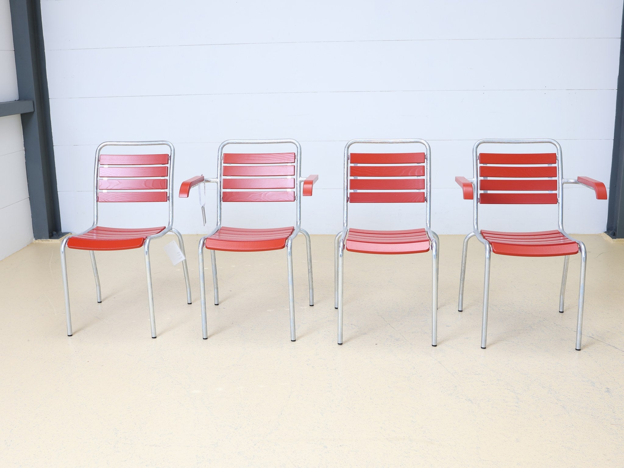 Rote Eschenholz-Latten auf verzinktem Stahlrahmen, Detailaufnahme