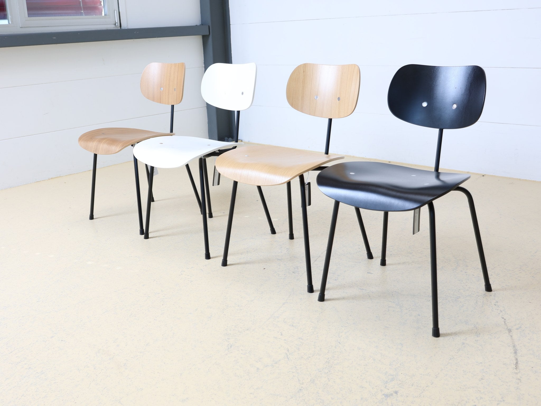 SE 68 Stuhl Detailansicht der geschwungenen Schichtholz-Rückenlehne in Nussbaum