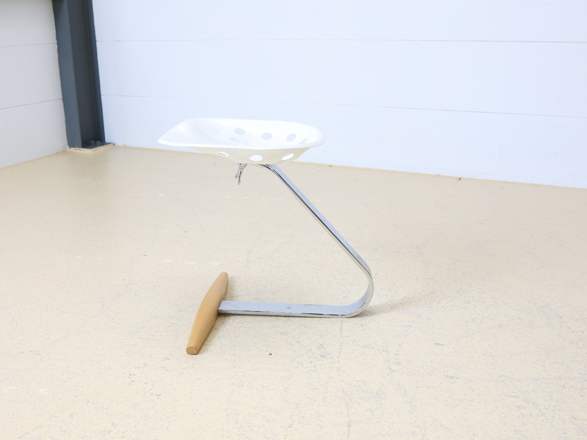 Zanotta Mezzadro Hocker weiss mit Traktorsitz frontal