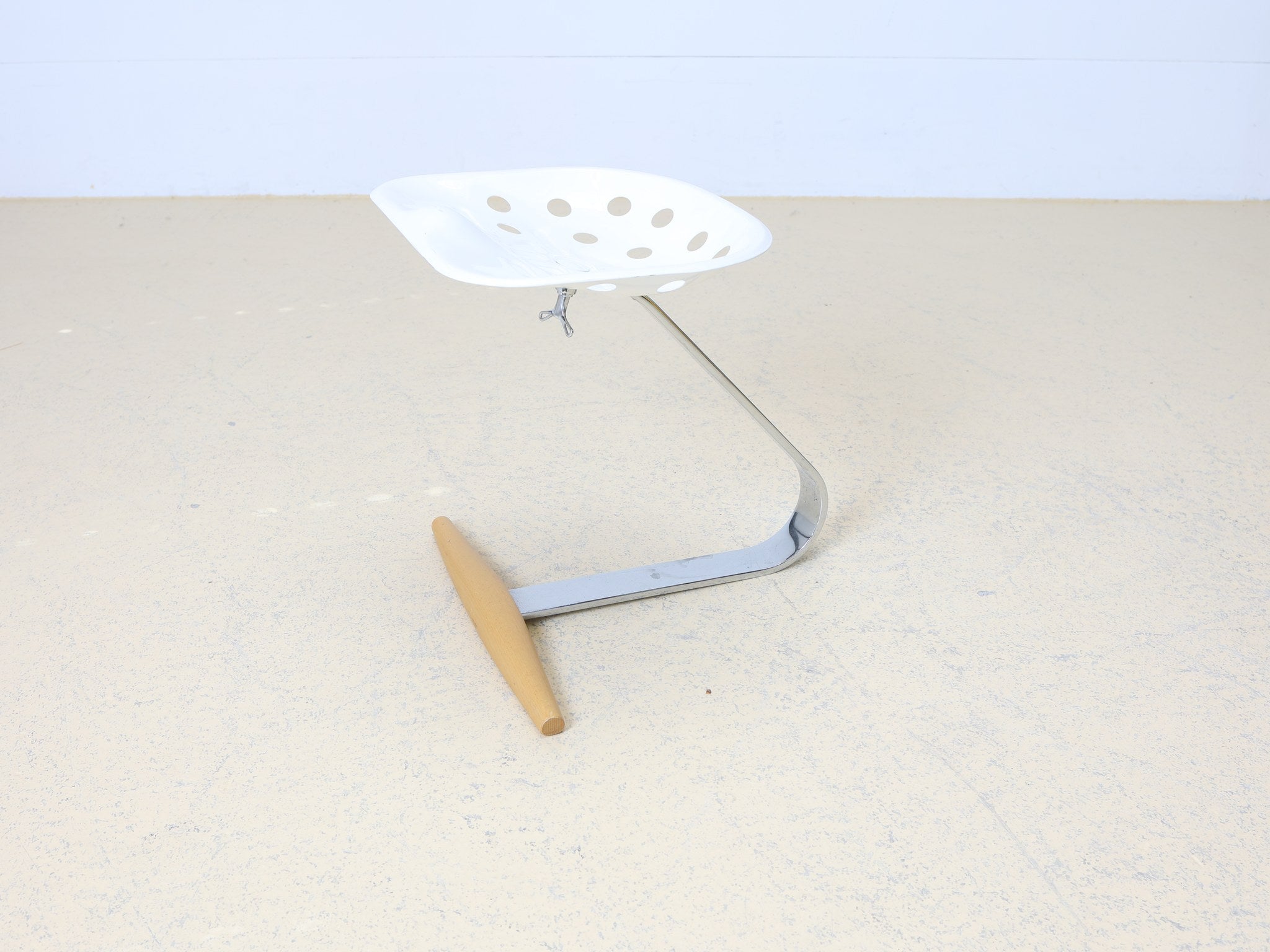 Mezzadro Hocker Castiglioni verchromtes Blattfeder-Gestell seitlich