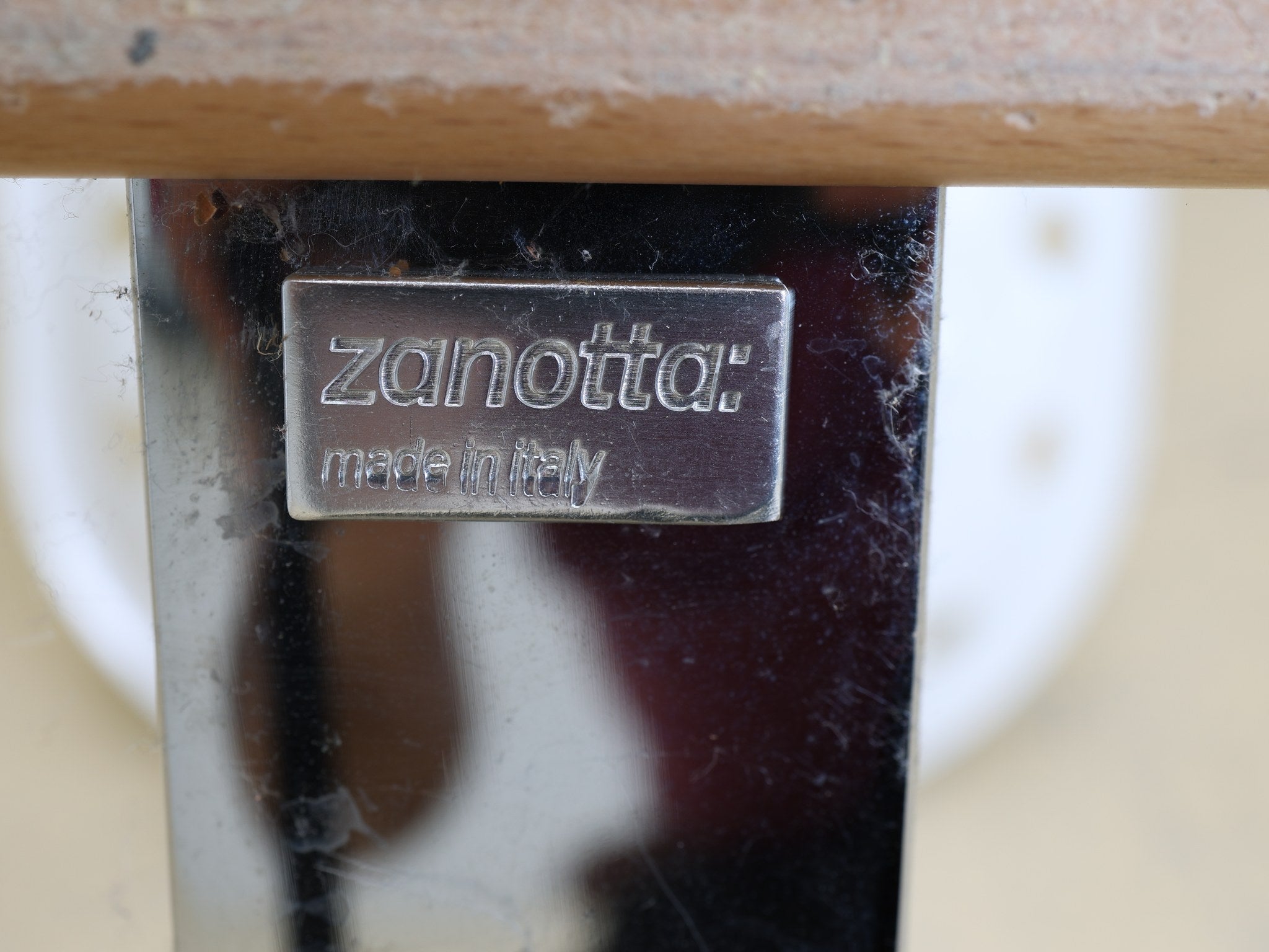Mezzadro Hocker Buchenfuss Fussablage Detail