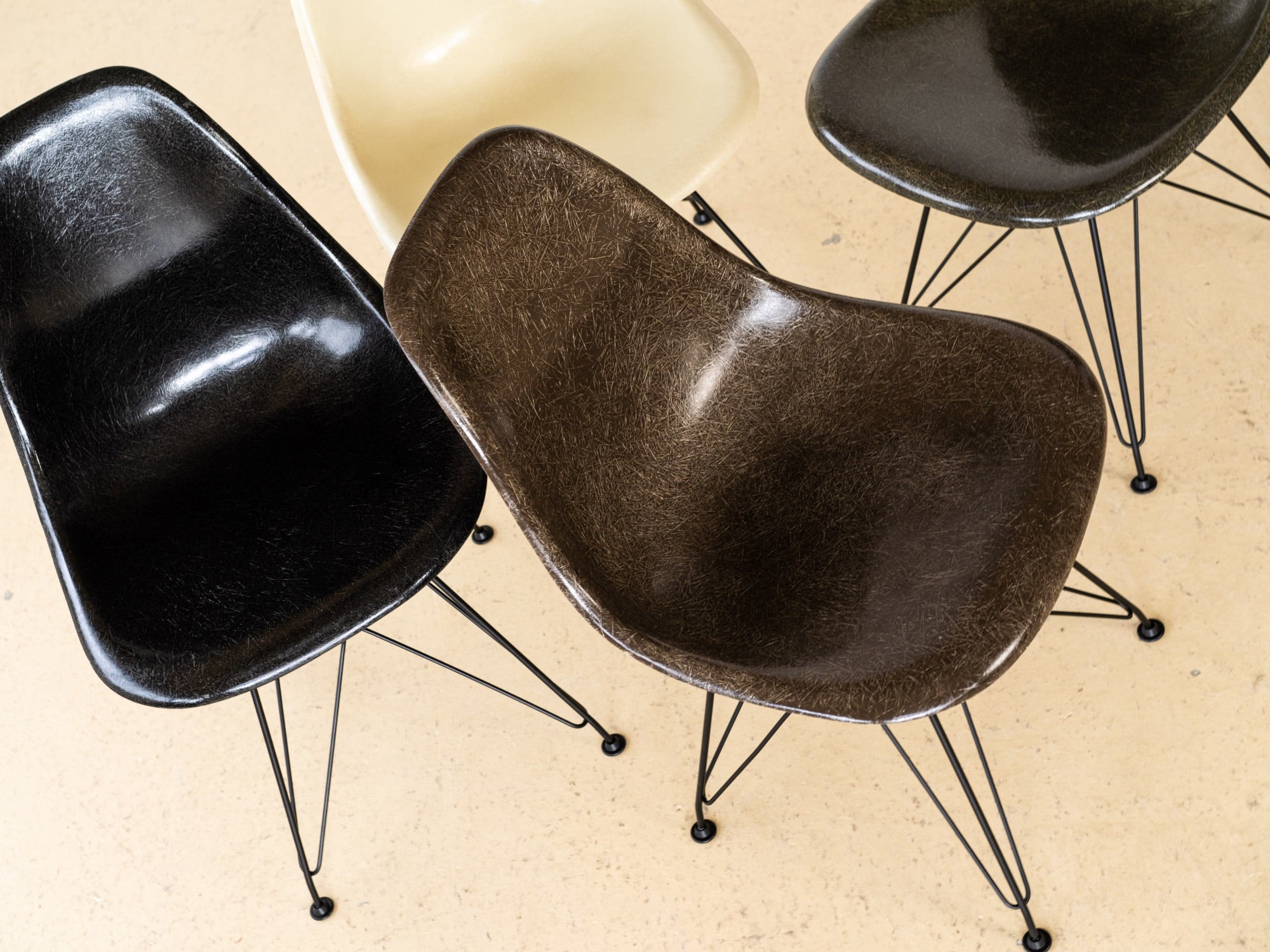 Charles & Ray Eames Fiberglas Stühle im Set